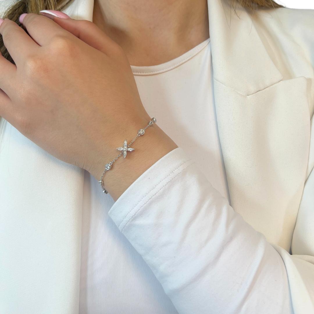 Exquisite 1.50ct Diamonds Bracelet in 18k White Gold - IGI Certified

A captivating blend of elegance and brilliance, this 18k white gold ring features four exquisite marquise-cut diamonds with 0.40ct total, showcasing a dazzling color and clarity.