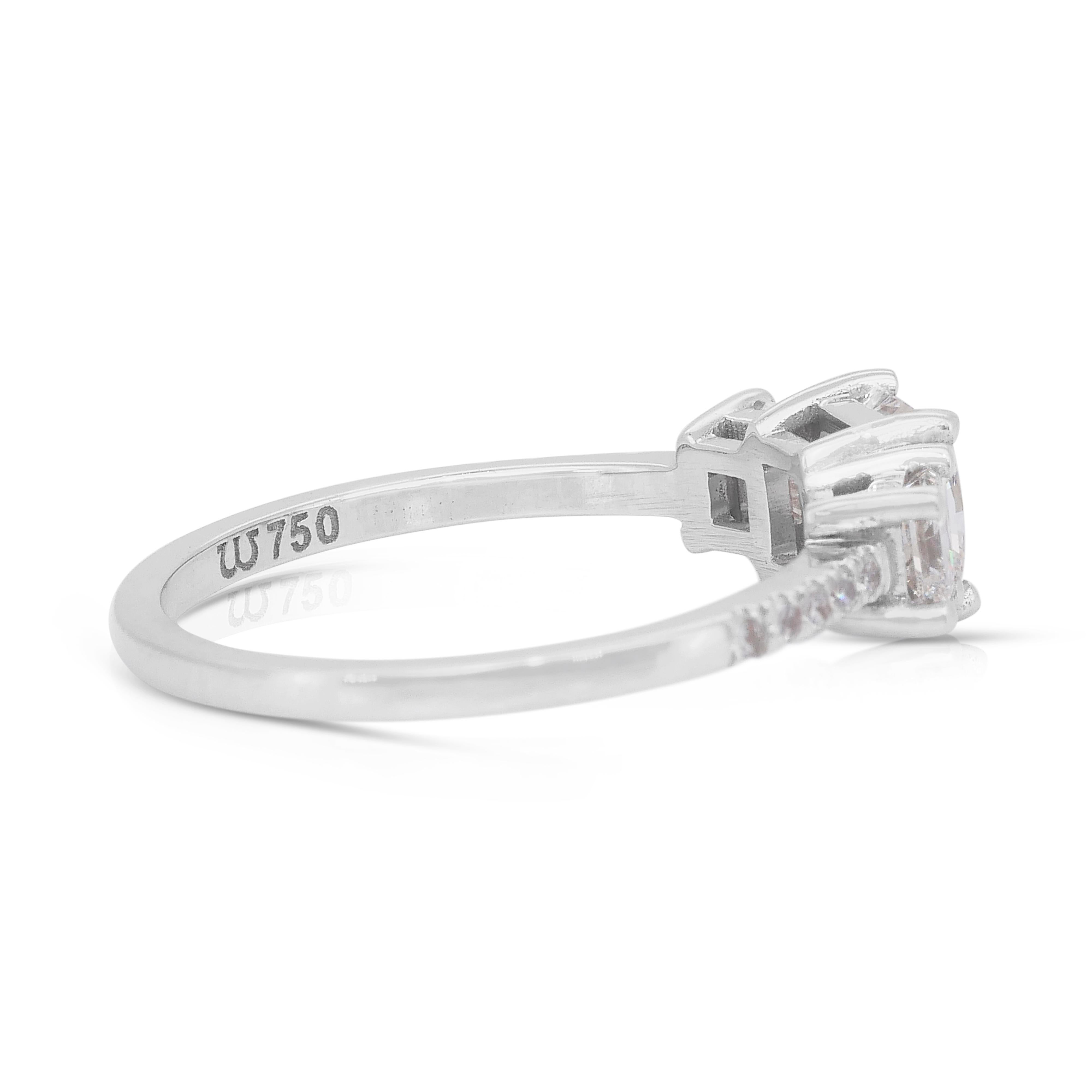 Exquisite 1.53ct Diamonds 3-Stone Ring in 18k White Gold - IGI Certified In New Condition For Sale In רמת גן, IL