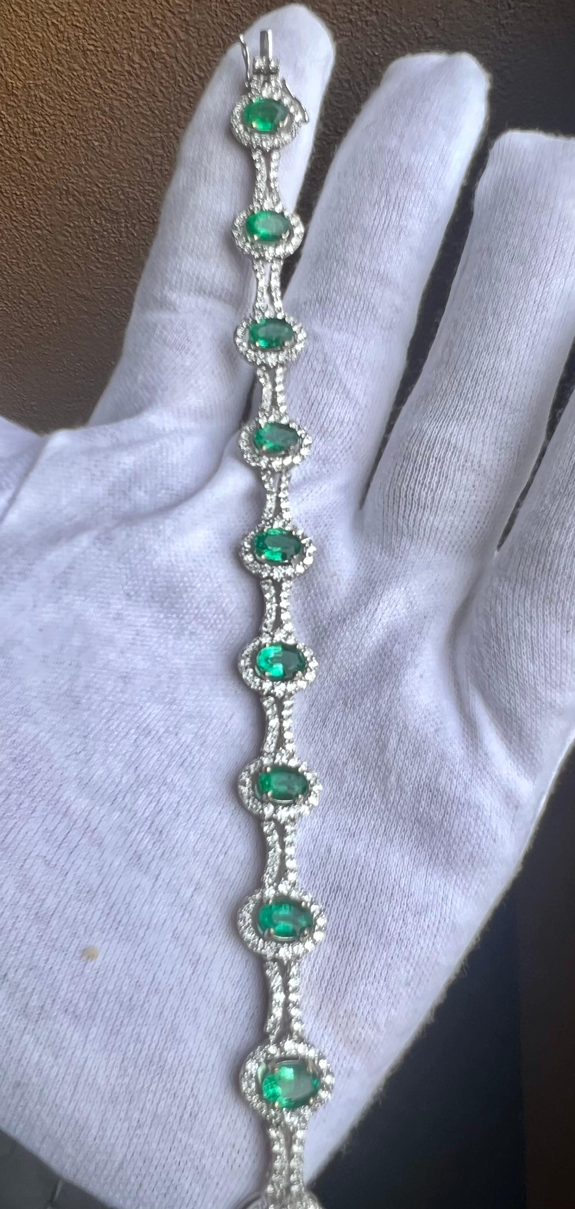 Artisan Exquisite 15.80 Carat Emerald and Diamond 18 Karat Gold Tennis Bracelet 