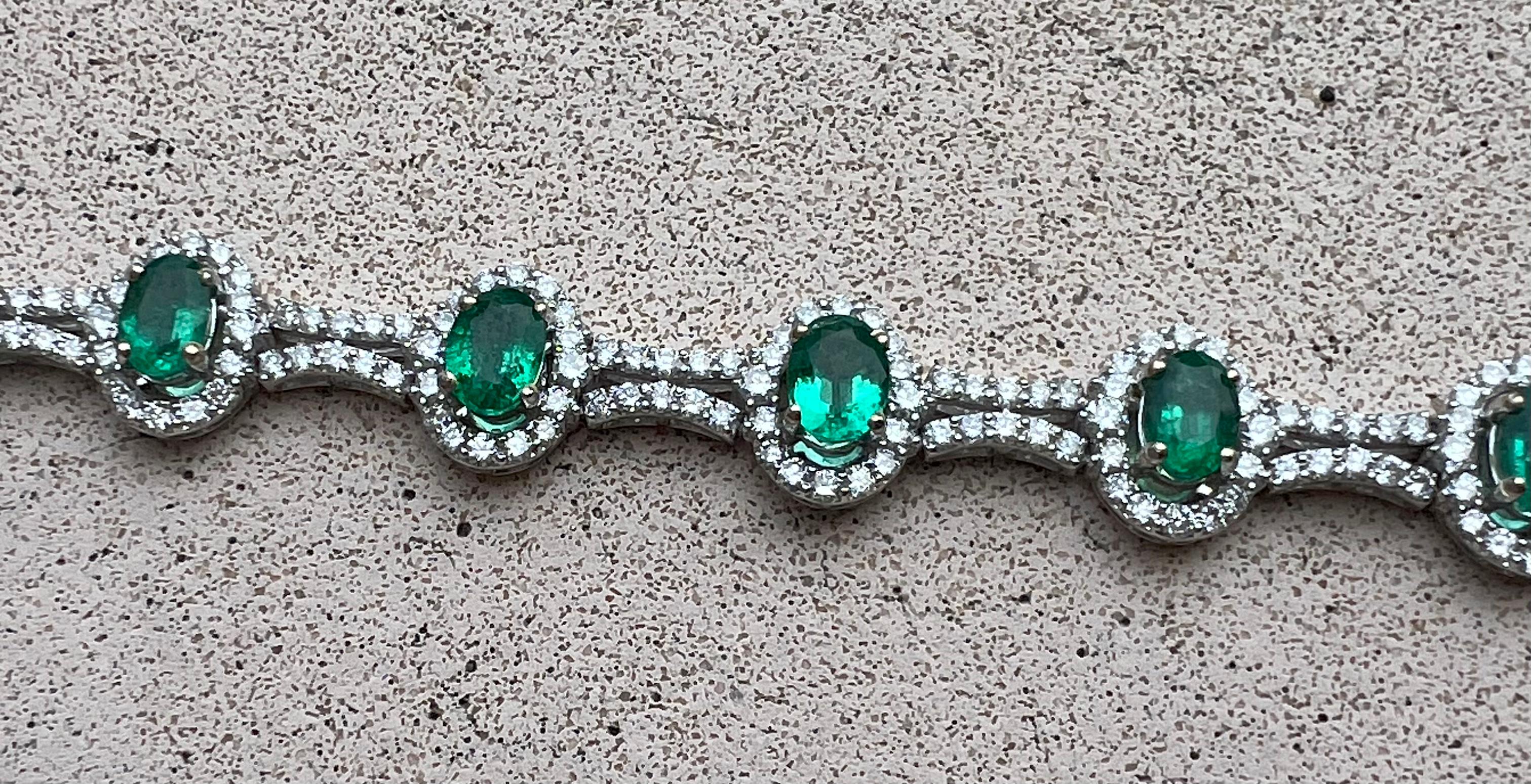 Oval Cut Exquisite 15.80 Carat Emerald and Diamond 18 Karat Gold Tennis Bracelet 