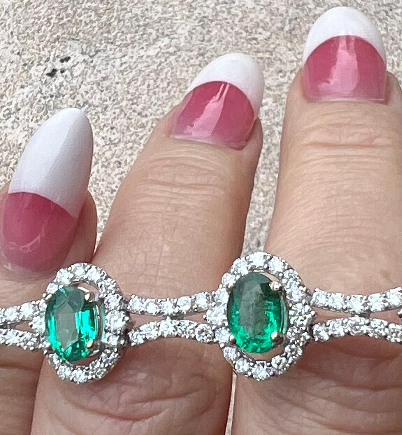 Exquisite 15.80 Carat Emerald and Diamond 18 Karat Gold Tennis Bracelet  In Excellent Condition In Tustin, CA