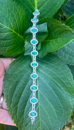 Exquisite 15.80 Carat Emerald and Diamond 18 Karat Gold Tennis Bracelet 