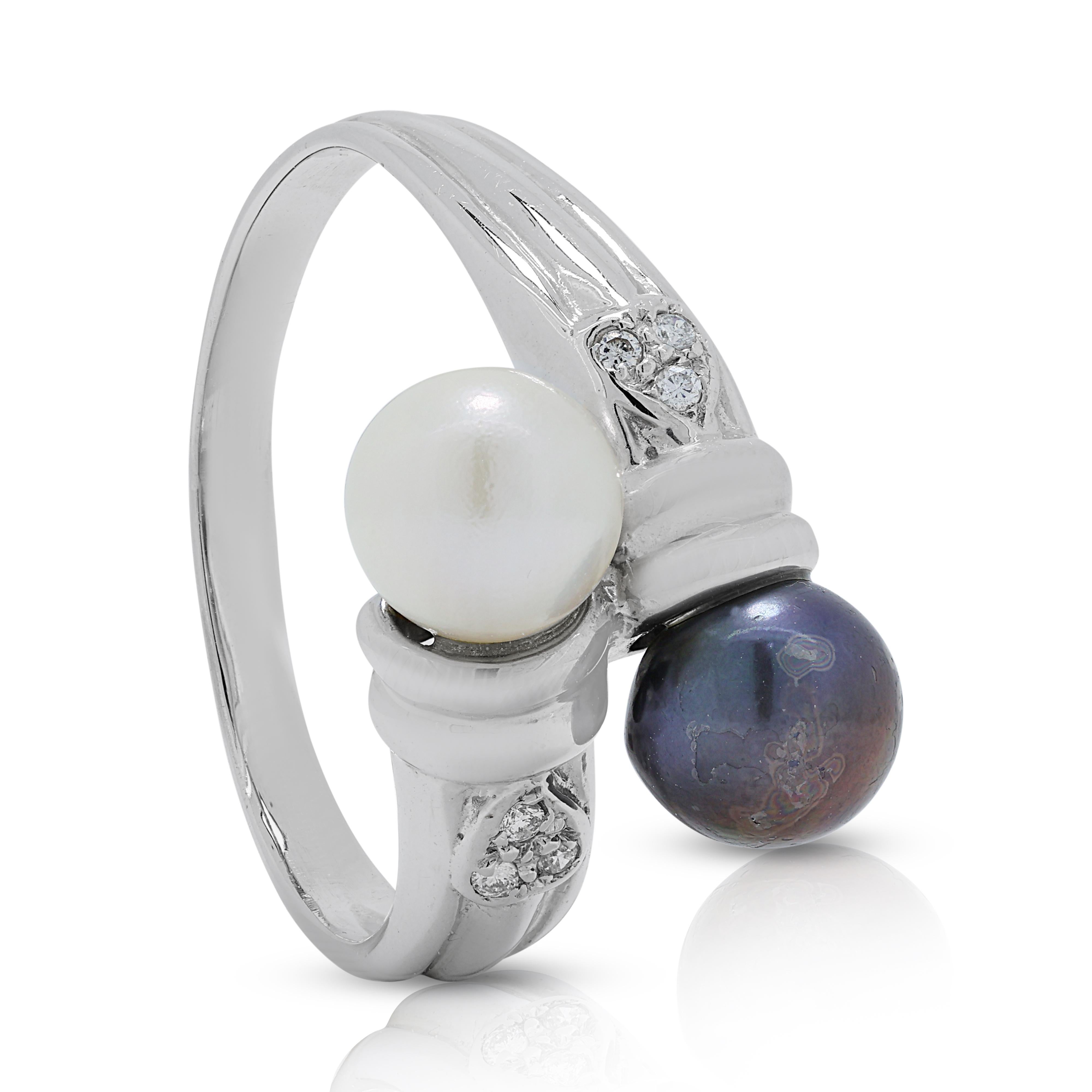 Round Cut  Exquisite 1.60ct Pearls Ring in 18K White Gold For Sale