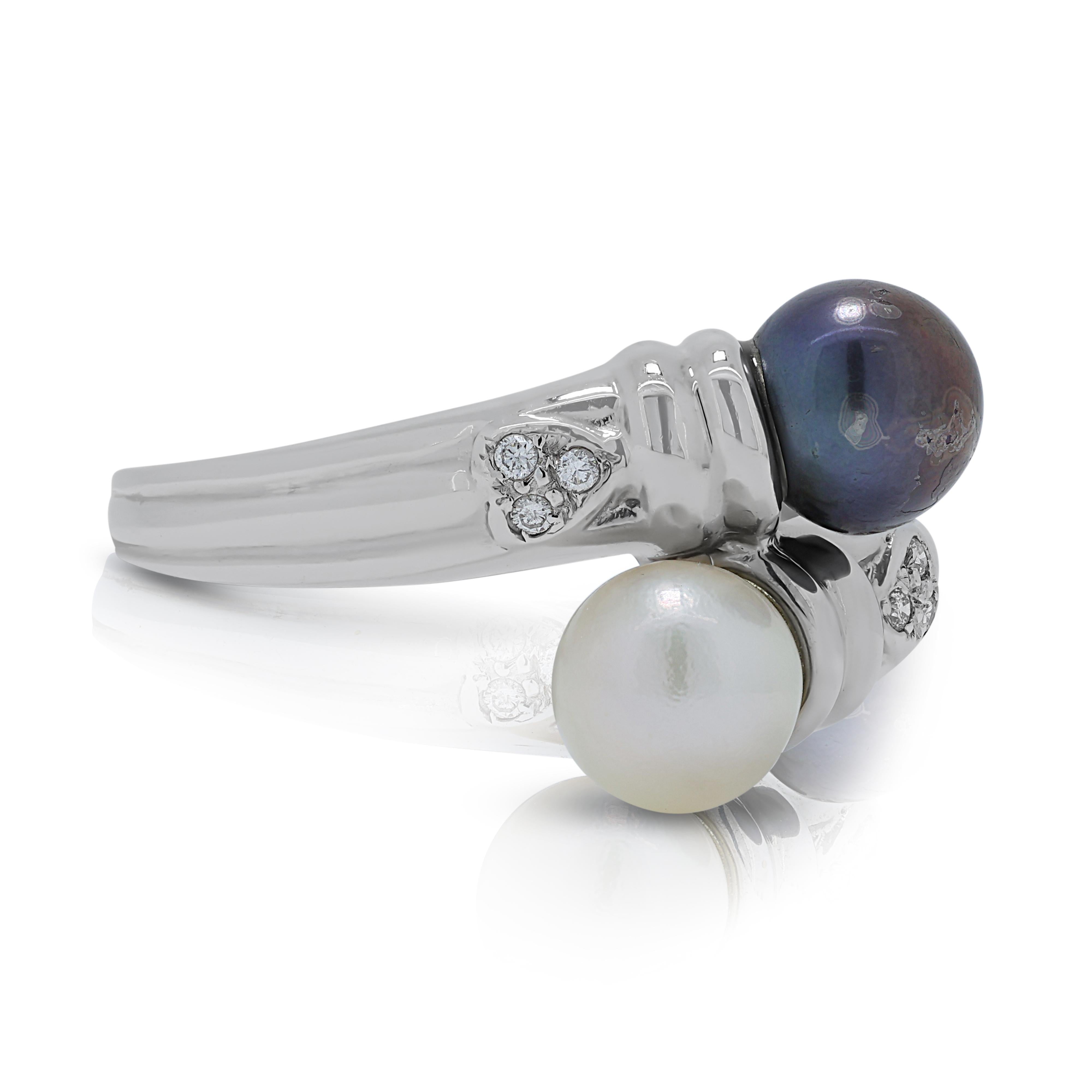 Exquisite 1.60ct Pearls Ring in 18K White Gold In Excellent Condition For Sale In רמת גן, IL