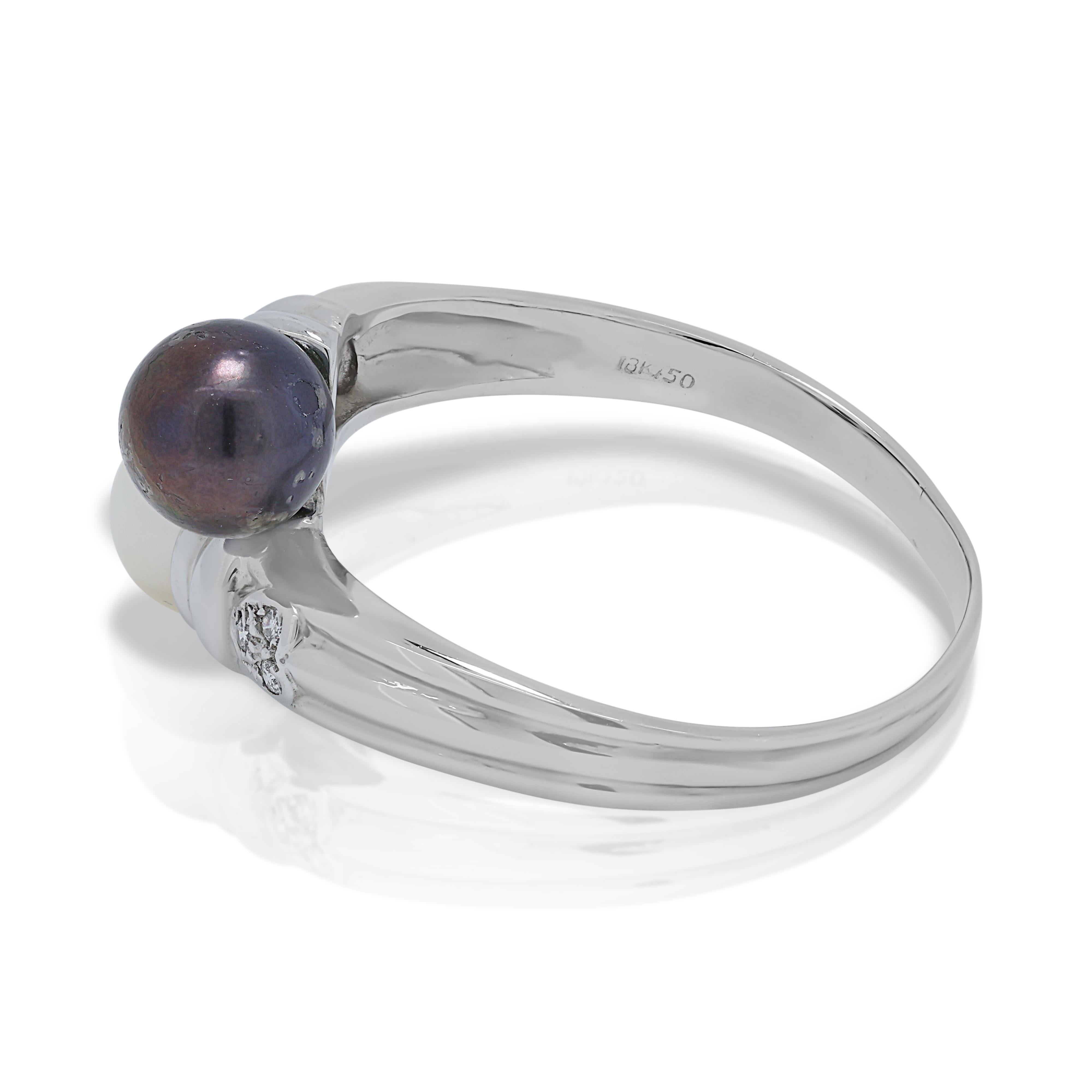 Women's  Exquisite 1.60ct Pearls Ring in 18K White Gold For Sale