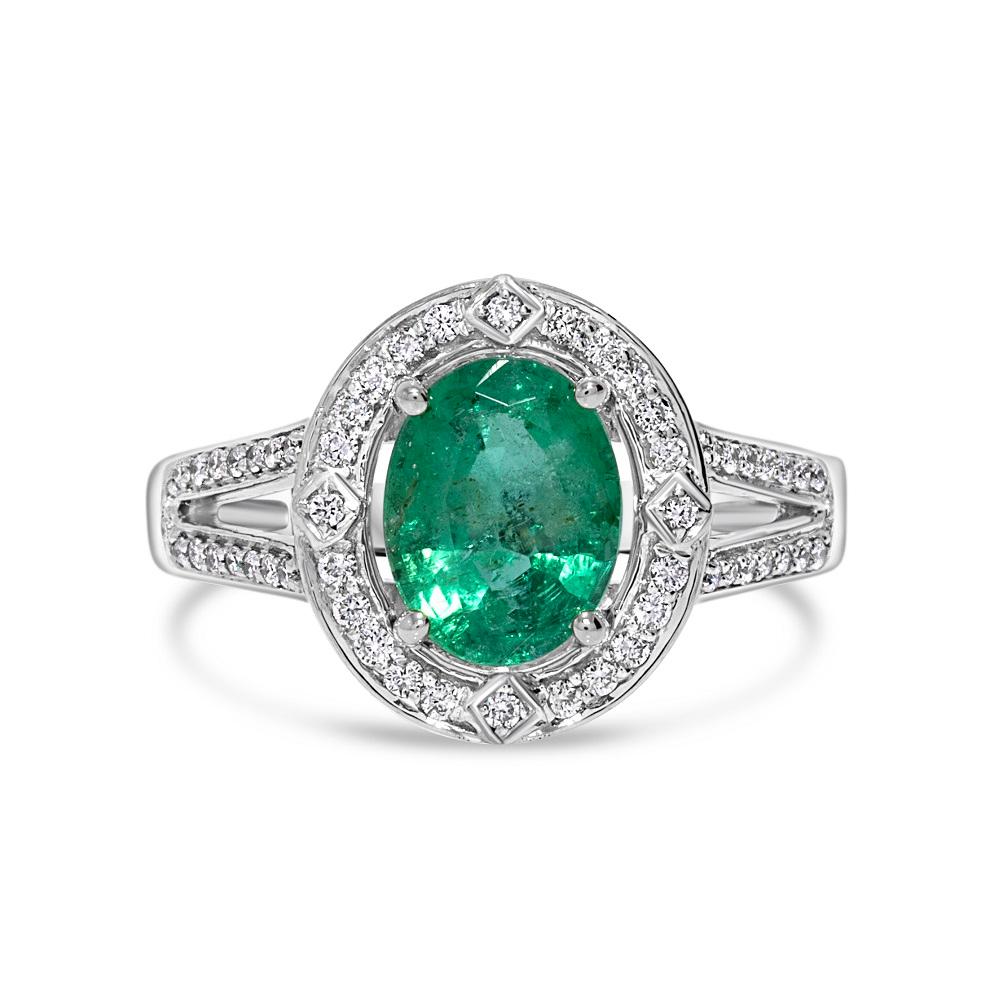 Modischer Ring aus 14 Karat Weißgold mit einem ovalen Smaragd von 1,62 Karat. Um den Smaragd herum sind 56 runde Diamanten von insgesamt 0,27 Karat angeordnet, die die tiefgrüne Farbe des Smaragds ergänzen. Dieser Ring wirkt aufgrund des etwas
