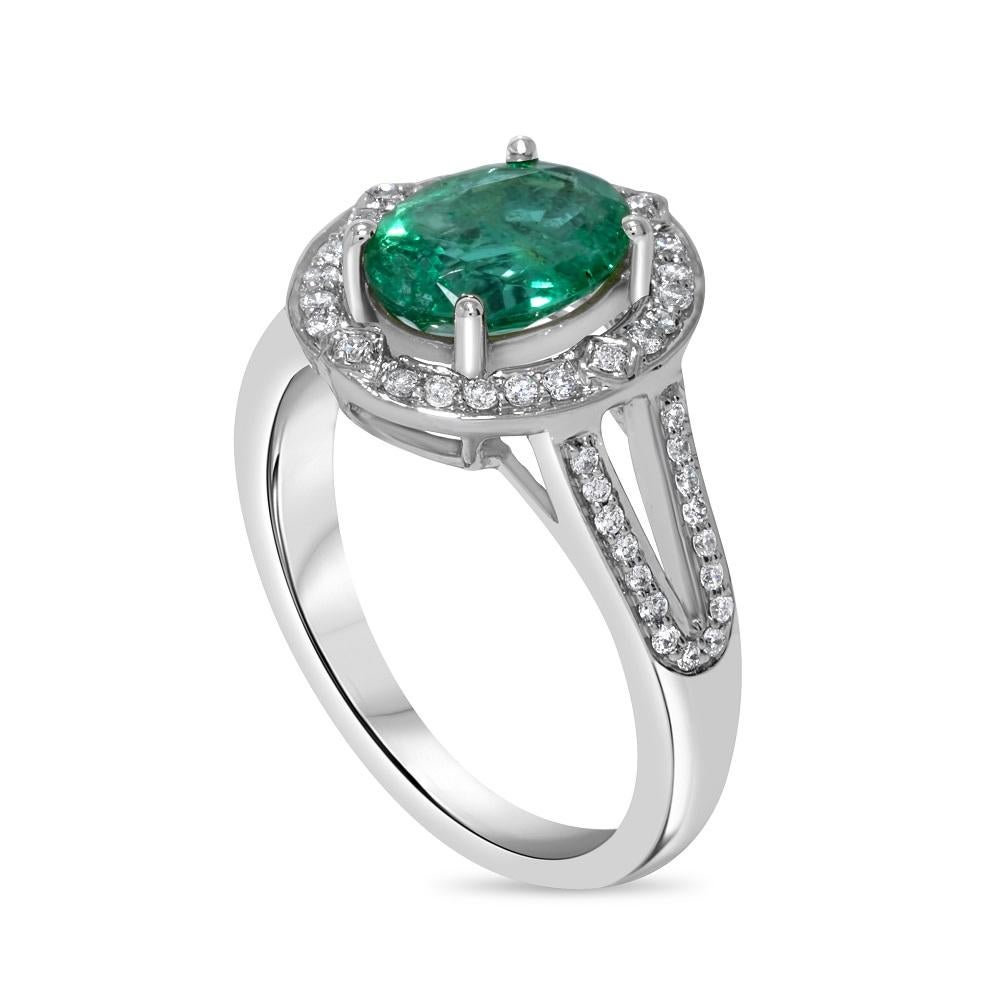Exquisiter 1,62 Karat grüner ovaler Smaragd & Diamantring aus 14 Karat Weißgold mit Smaragd (Zeitgenössisch) im Angebot