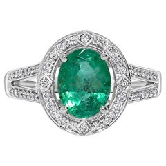 Exquisiter 1,62 Karat grüner ovaler Smaragd & Diamantring aus 14 Karat Weißgold mit Smaragd