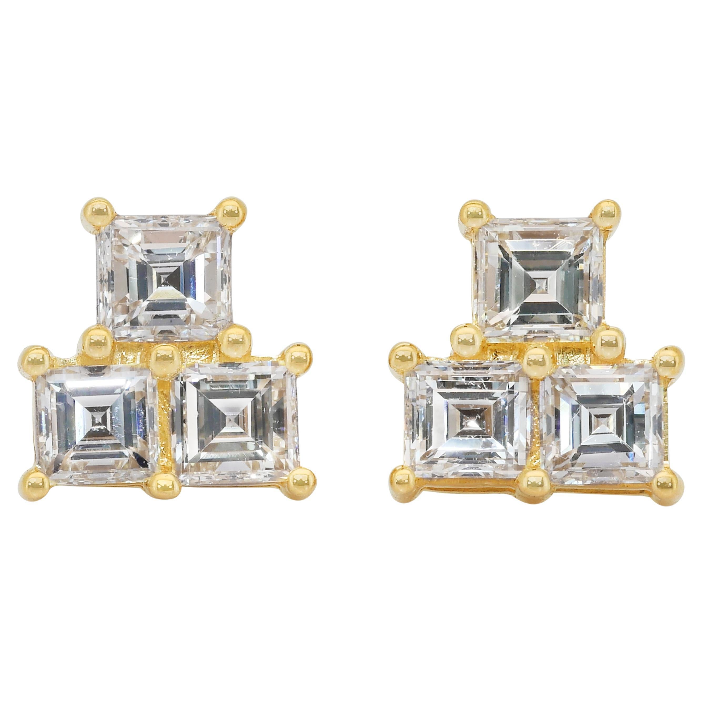 Exquisite 1.76ct Diamonds Stud Earrings in 18k Yellow Gold - IGI Certified