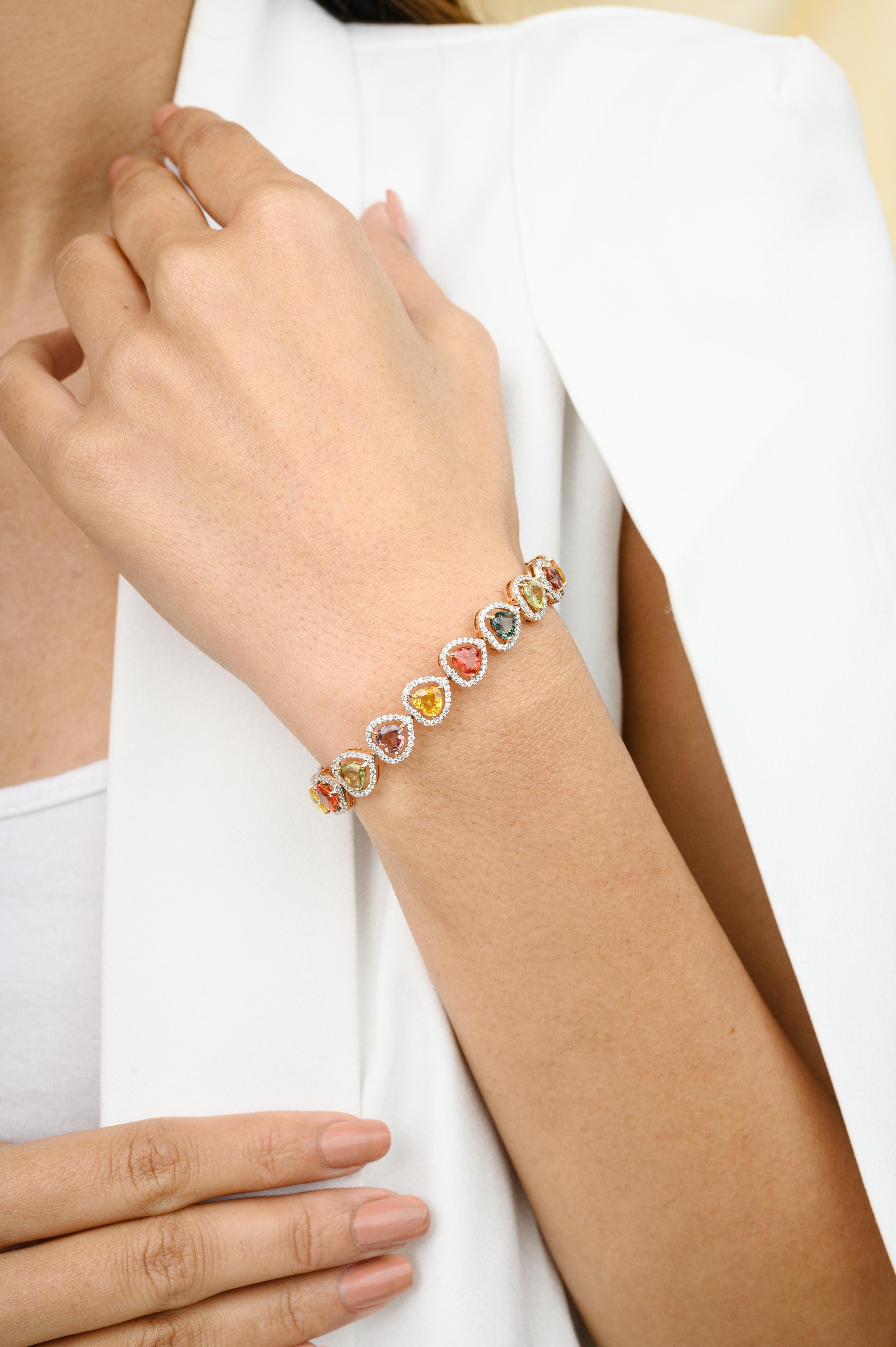 Questo bracciale in oro 18 carati con diamanti e zaffiri multipli a forma di cuore da 11,64 carati mette in mostra un'infinità di zaffiri multipli naturali scintillanti da 11,64 carati e 1,75 carati di diamanti. Misura 7.5 pollici di lunghezza. 
Lo
