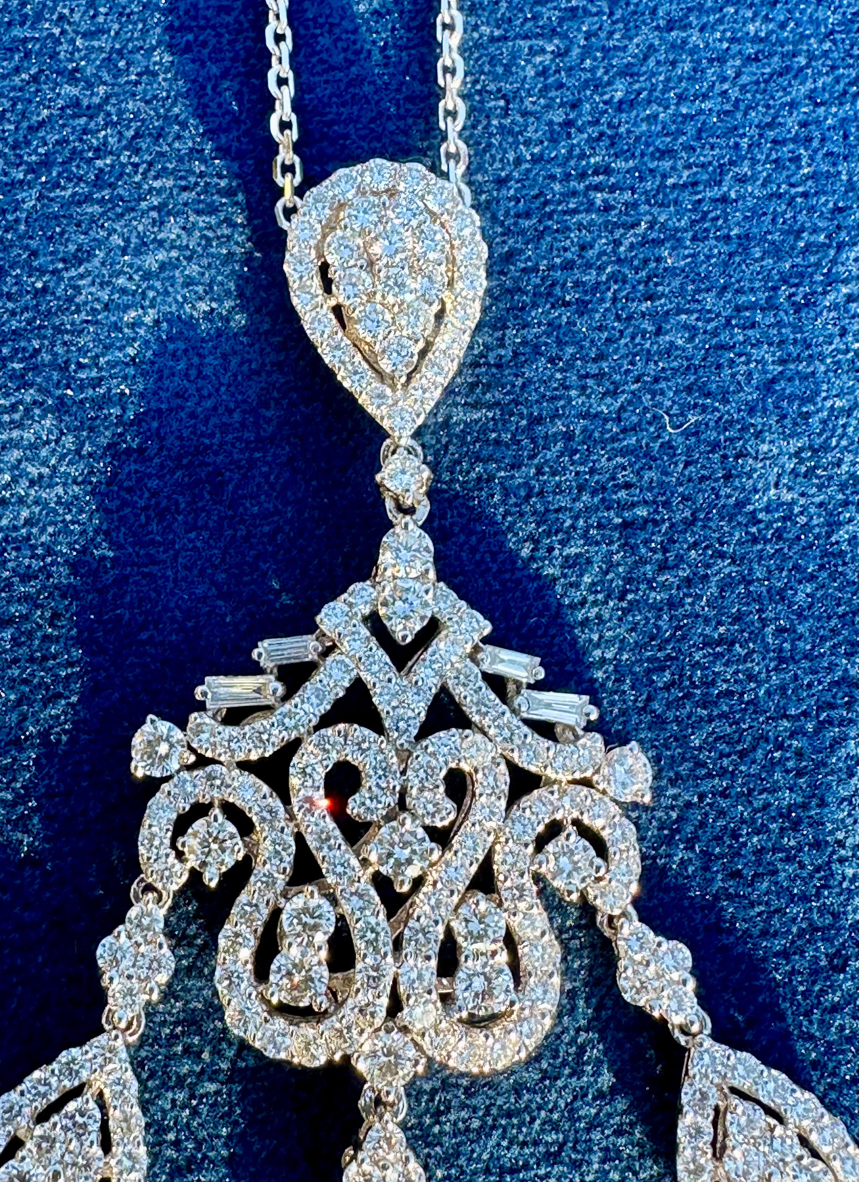 Exquisite 18 Karat White Gold 9.76 Carat Diamond Chandelier Pendant Necklace  In Excellent Condition For Sale In Tustin, CA
