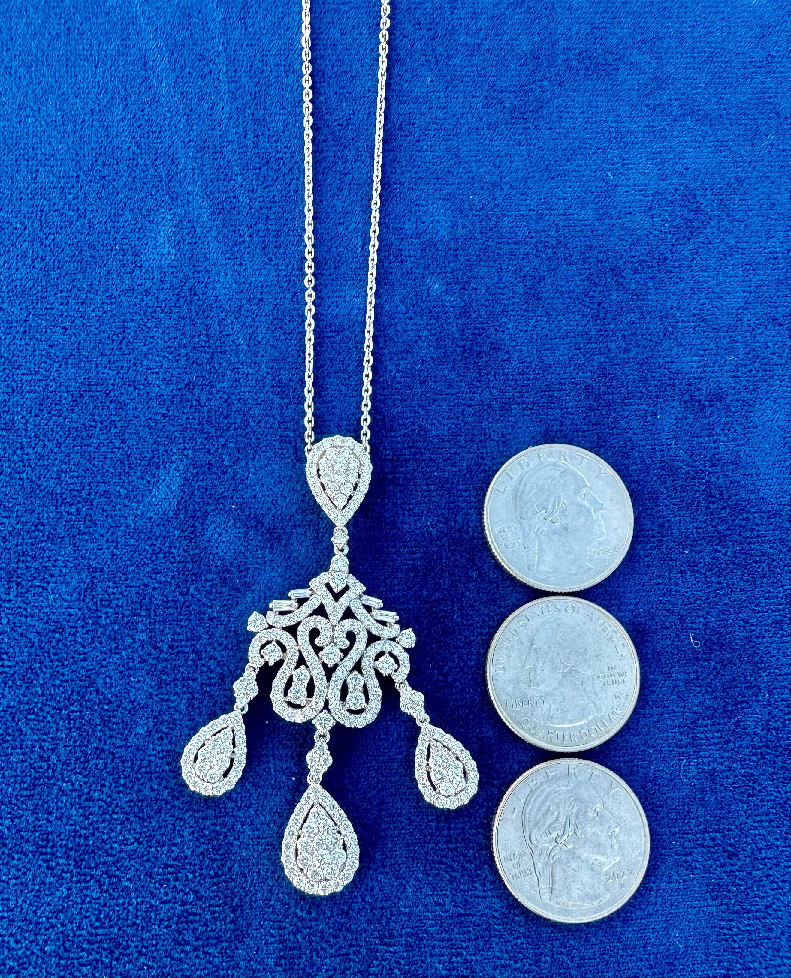 Exquisite 18 Karat White Gold 9.76 Carat Diamond Chandelier Pendant Necklace  For Sale 1