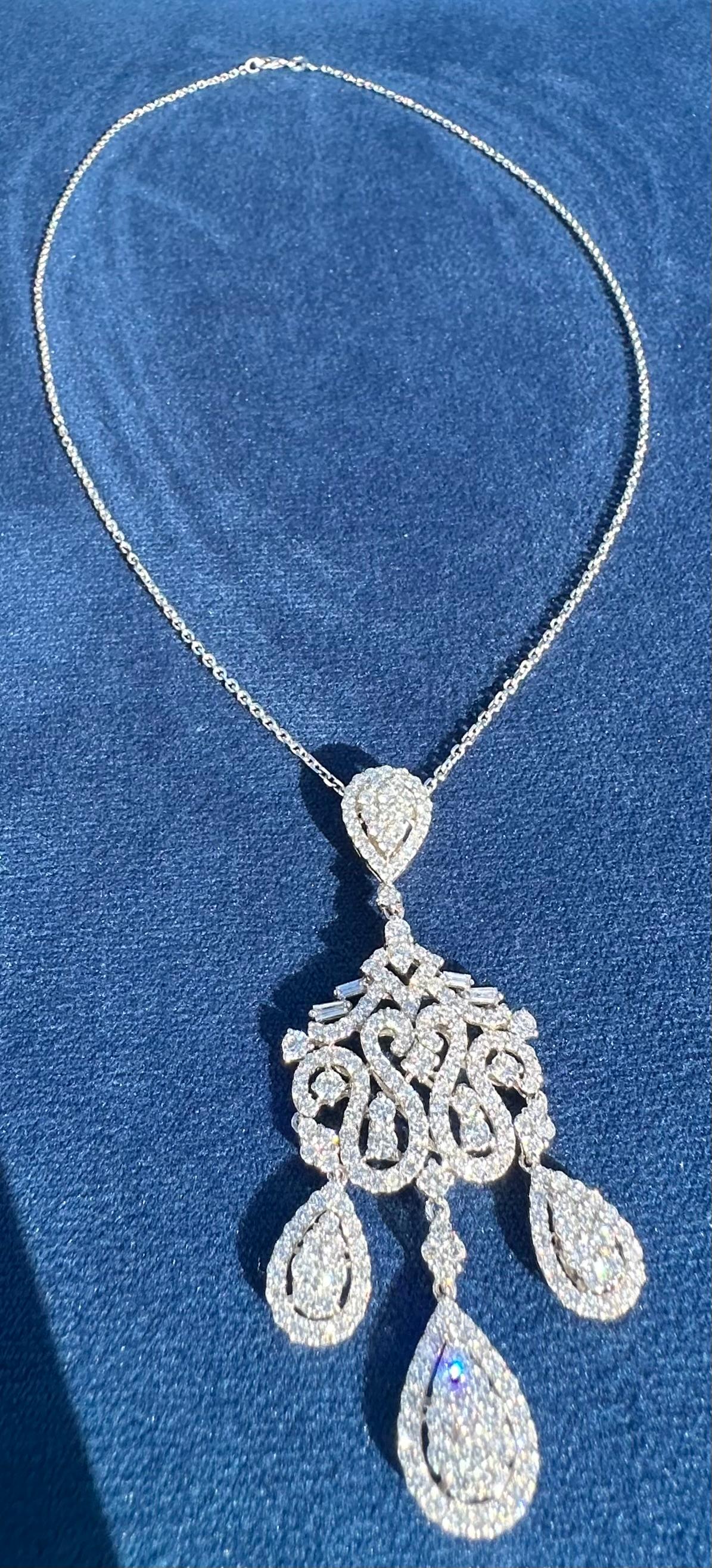 Exquisite 18 Karat White Gold 9.76 Carat Diamond Chandelier Pendant Necklace  For Sale 3
