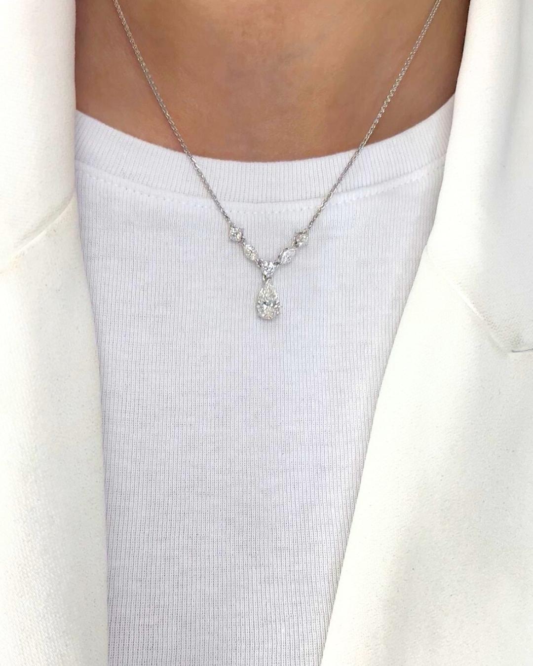 Collier exquis de 1.86ct diamants avec pendentif en or blanc 18k - certifié IGI

Élevez votre élégance avec ce collier raffiné en or blanc 18 carats, centré autour d'un superbe diamant en forme de poire de 1,18 carat, d'une couleur lumineuse et