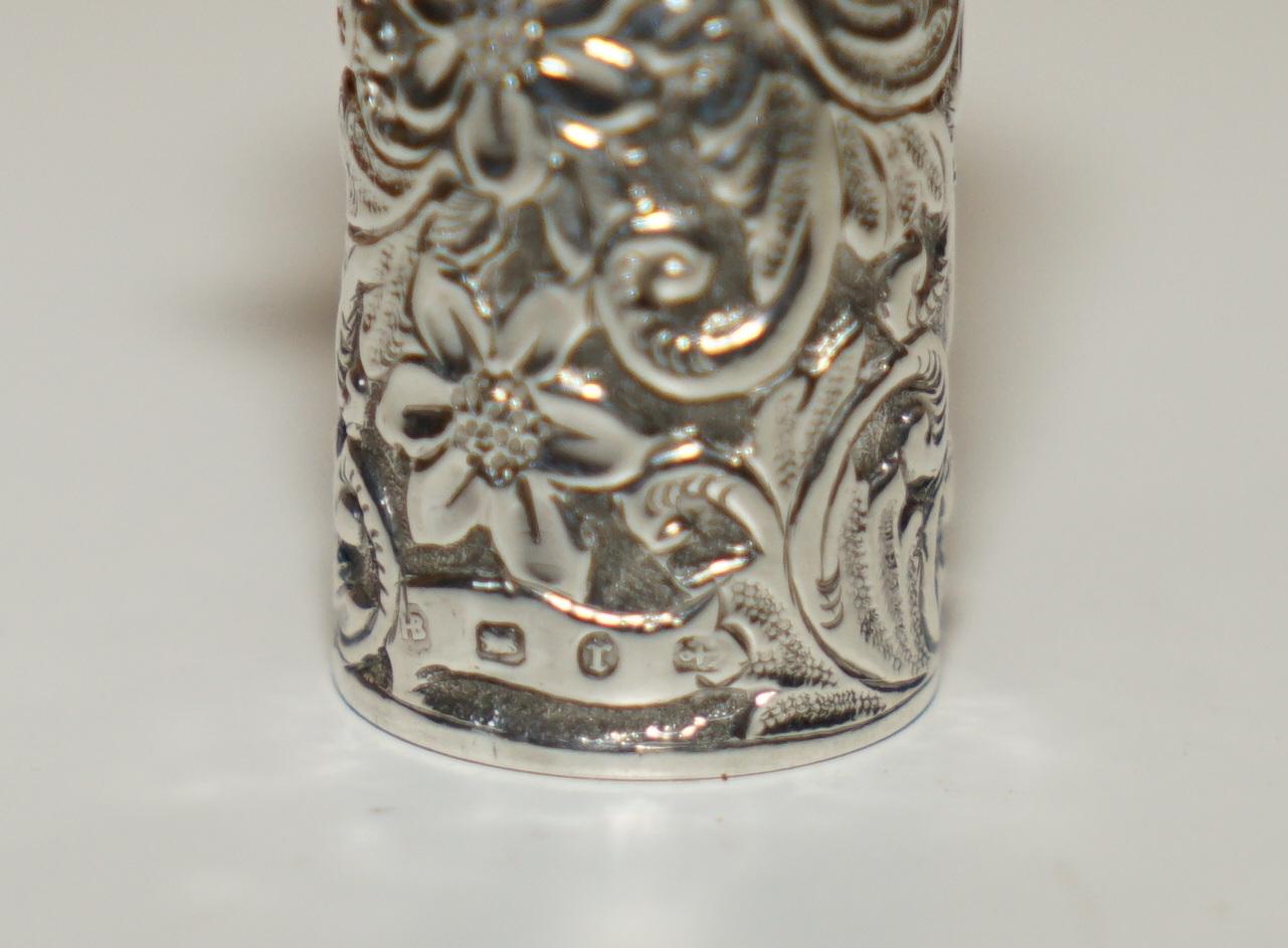 EXQUISITE 1891 HALLMARKED STERLING SILVER REPOUSSE VICTORiAN SCENT BOTTLE 1