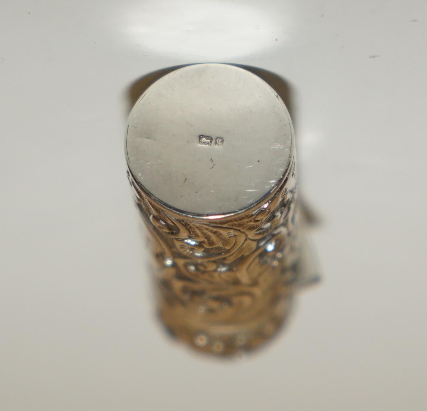 EXQUISITE 1891 HALLMARKED STERLING SILVER REPOUSSE VICTORiAN SCENT BOTTLE 2