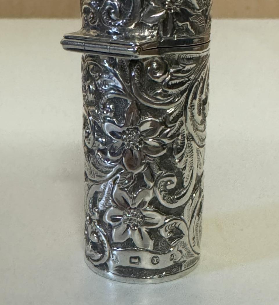 EXQUISITE 1891 HALLMARKED STERLING SILVER REPOUSSE VICTORiAN SCENT BOTTLE 4