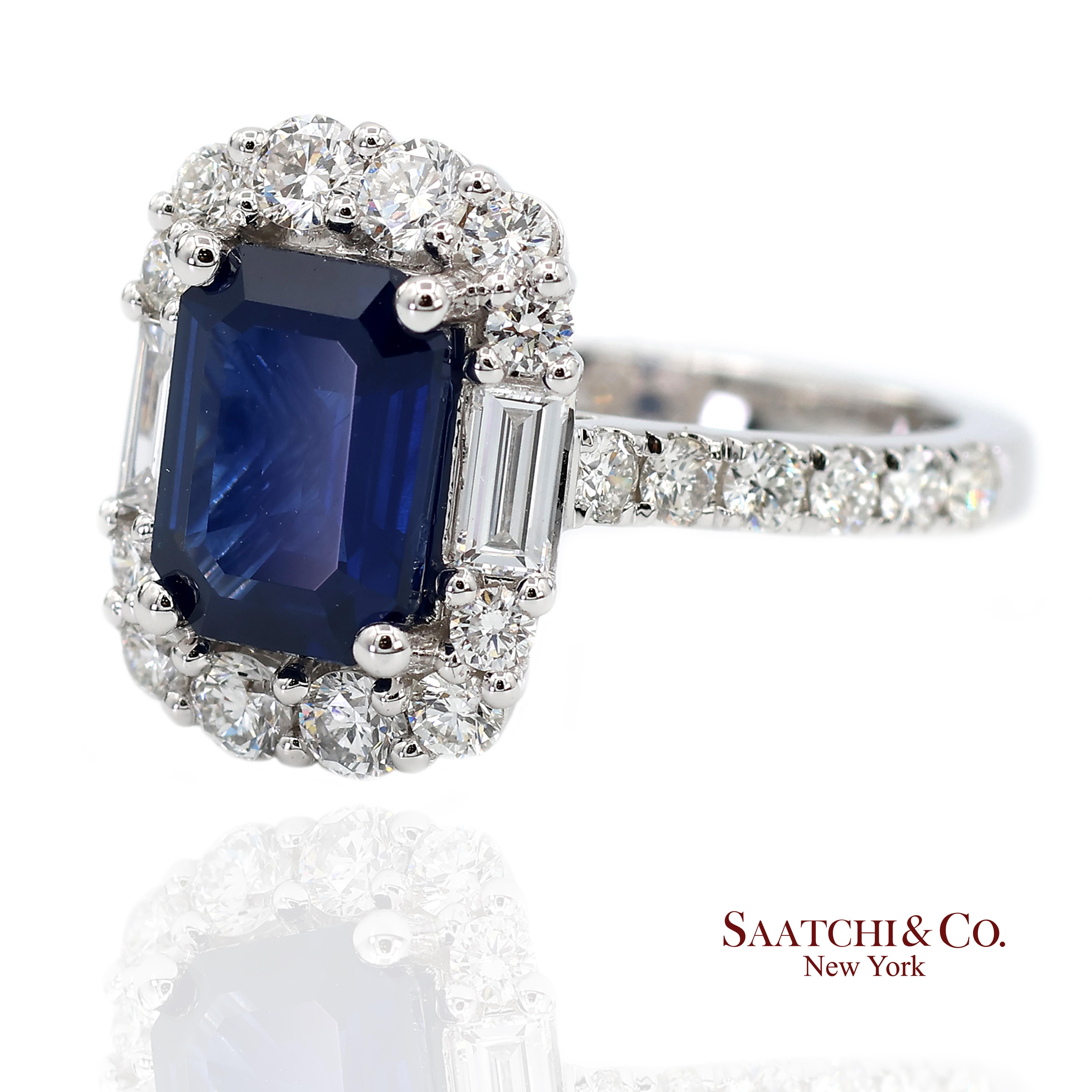 Exquisito anillo de zafiro azul real y diamante natural de oro blanco 750 de 18 quilates Contemporáneo en venta