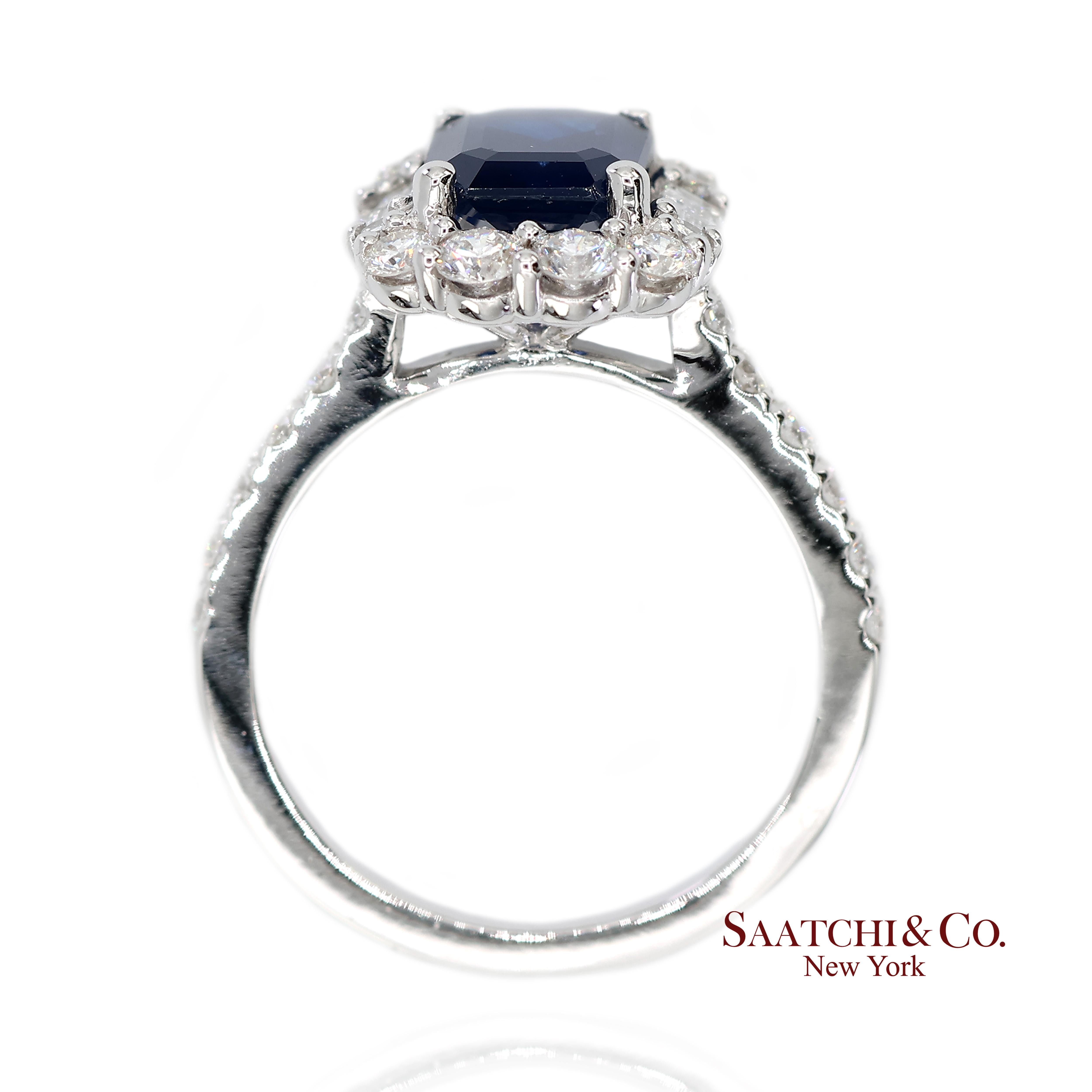 Exquisito anillo de zafiro azul real y diamante natural de oro blanco 750 de 18 quilates en Nuevo estado para la venta en New York, NY