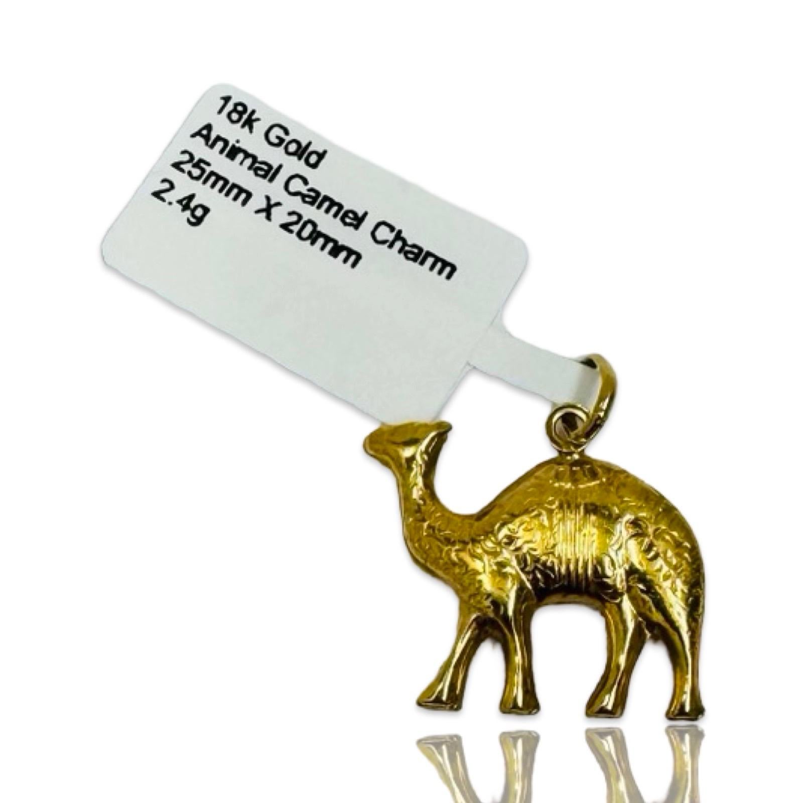 Questo ciondolo a forma di cammello in oro 18 carati è realizzato in oro massiccio con finitura lucida e offre una silhouette pulita e dettagliata di un cammello. Con un peso di 2,4 grammi e dimensioni di 25 mm per 20 mm, è stato progettato per