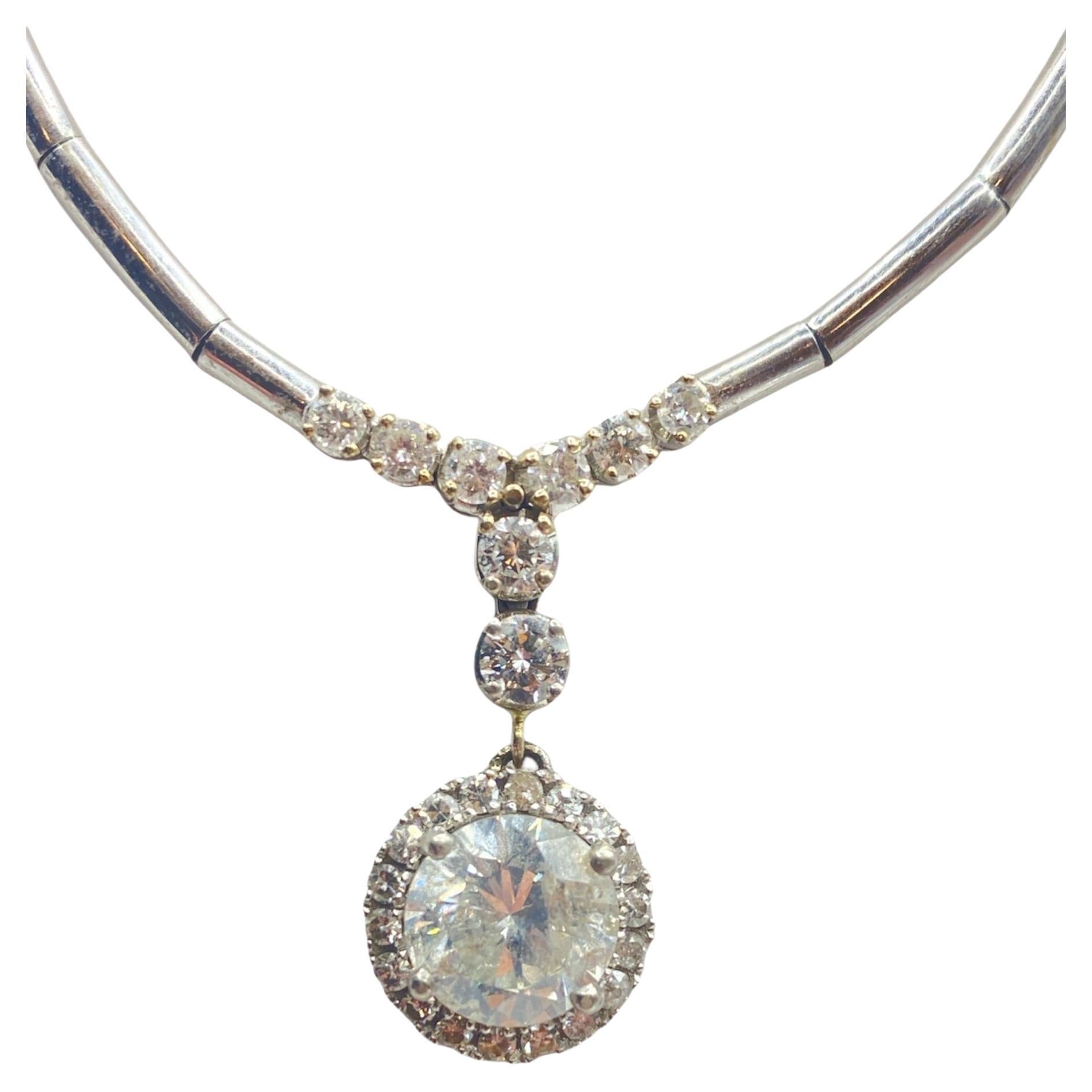 Presenta un sofisticato ed elegante collier in oro 18 carati, del peso di 21,89 grammi, perfetto per chi apprezza il lusso senza tempo. Questa splendida collana presenta un magnifico pezzo centrale: un diamante da 3,75 carati con colore F e purezza