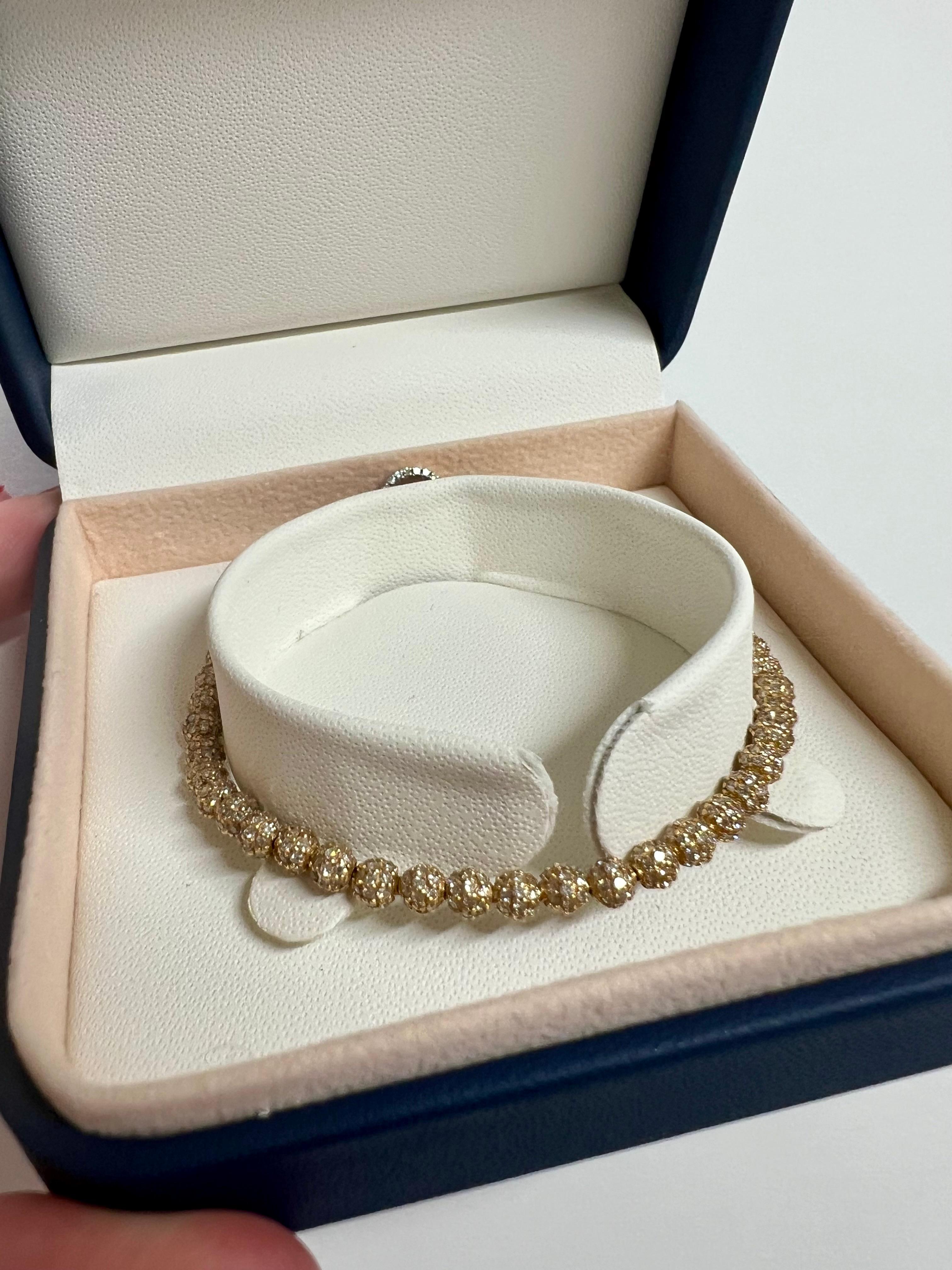Erleben Sie den Glanz unseres wunderschön neu interpretierten Diamant-Tennisarmbandes, das in Handarbeit aus 18-karätigem Gold gefertigt wurde und etwa 6,5 Karat Diamanten enthält. Dieses einzigartige Schmuckstück ist auf jeder Seite mit Diamanten