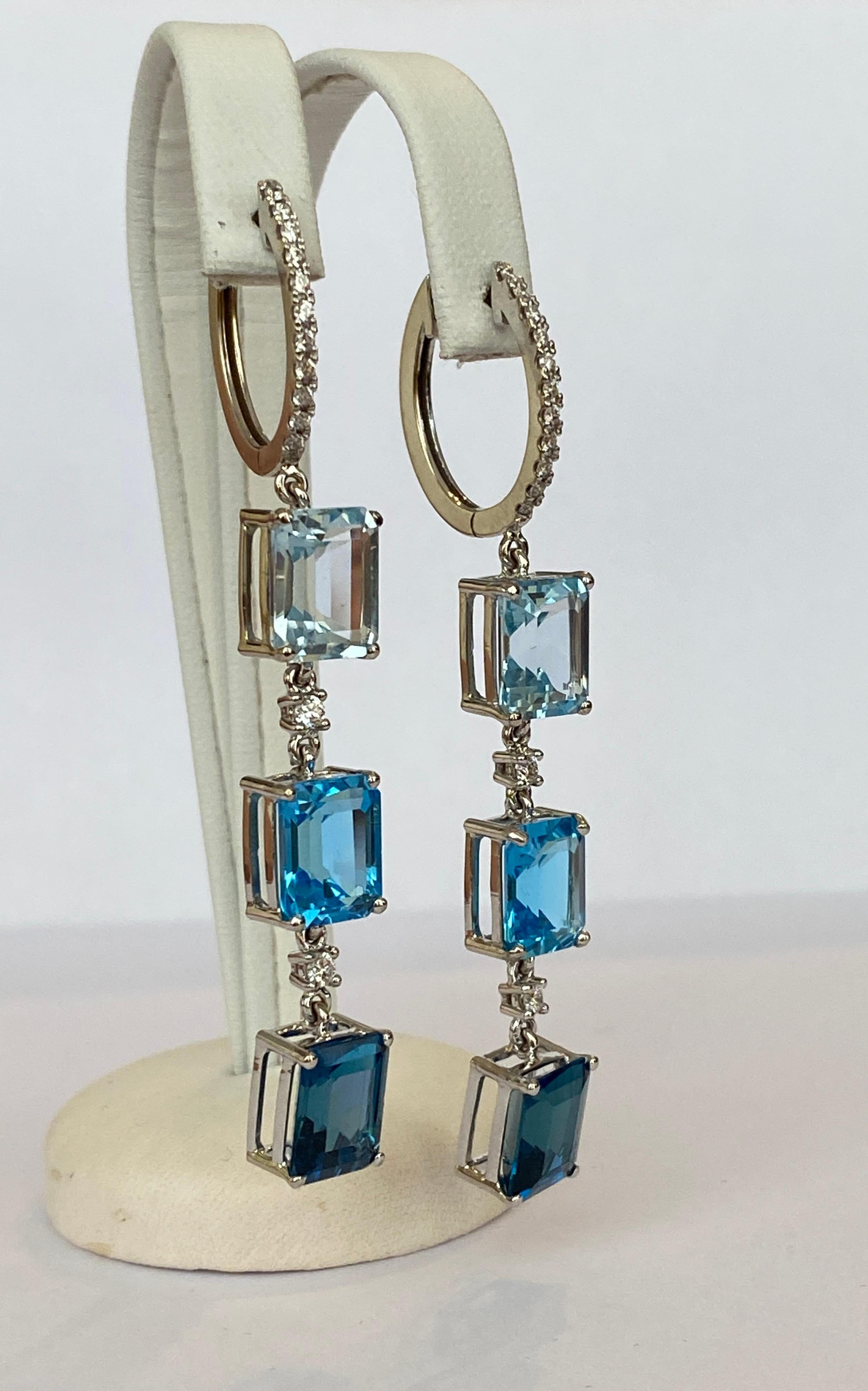 Squisiti orecchini pendenti in oro bianco 18 carati e diamanti con topazio blu da 22,45 carati In condizioni Nuovo in vendita a AMSTERDAM, NL
