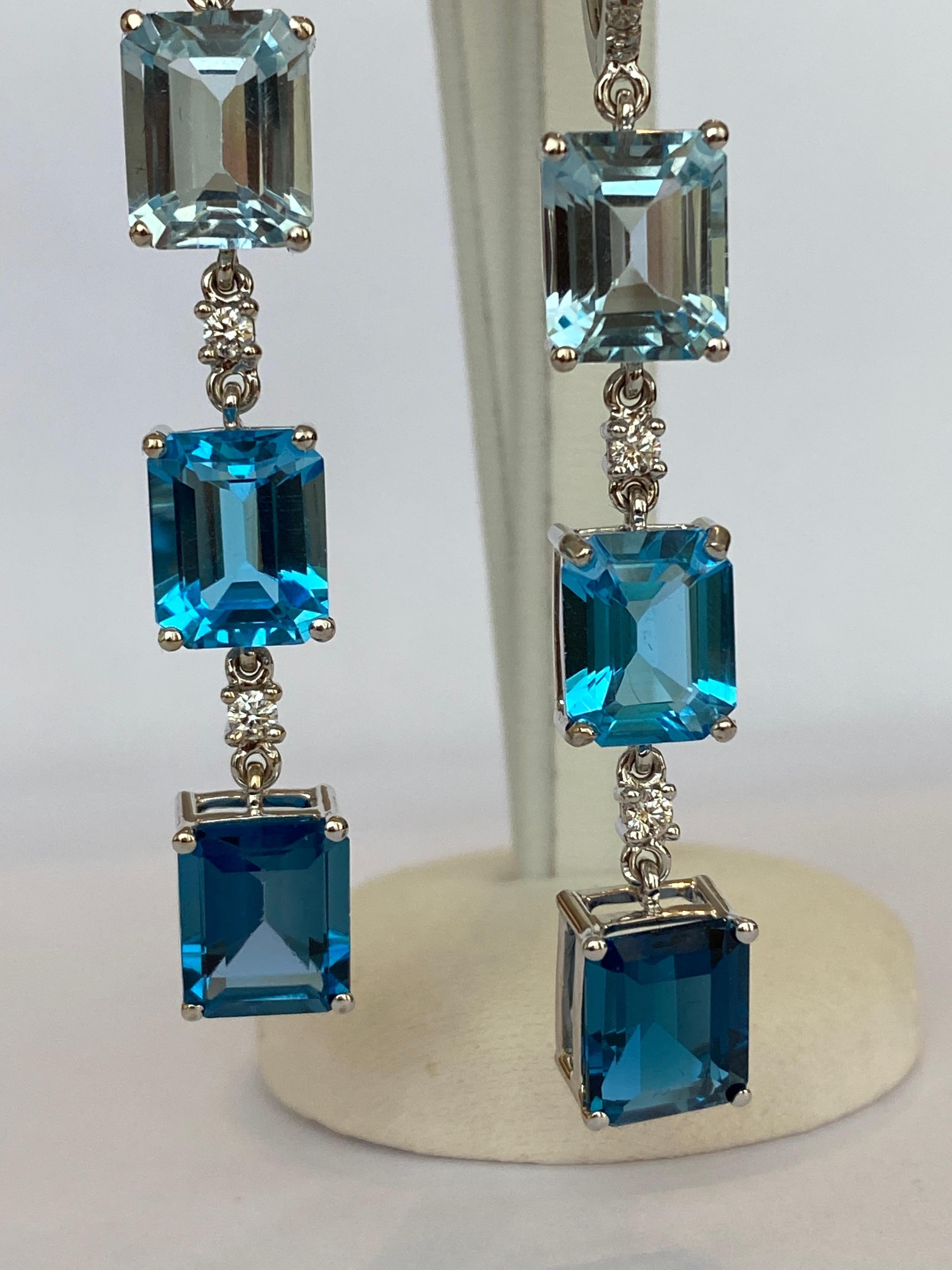 Squisiti orecchini pendenti in oro bianco 18 carati e diamanti con topazio blu da 22,45 carati in vendita 1