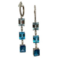 Squisiti orecchini pendenti in oro bianco 18 carati e diamanti con topazio blu da 22,45 carati