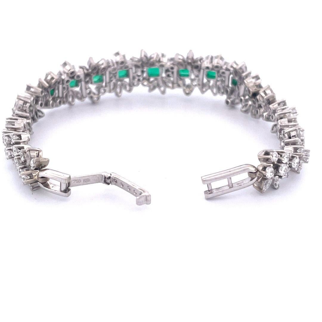 Exquisite 18K White Gold Bracelet with Emeralds and Diamonds In New Condition For Sale In New York, NY