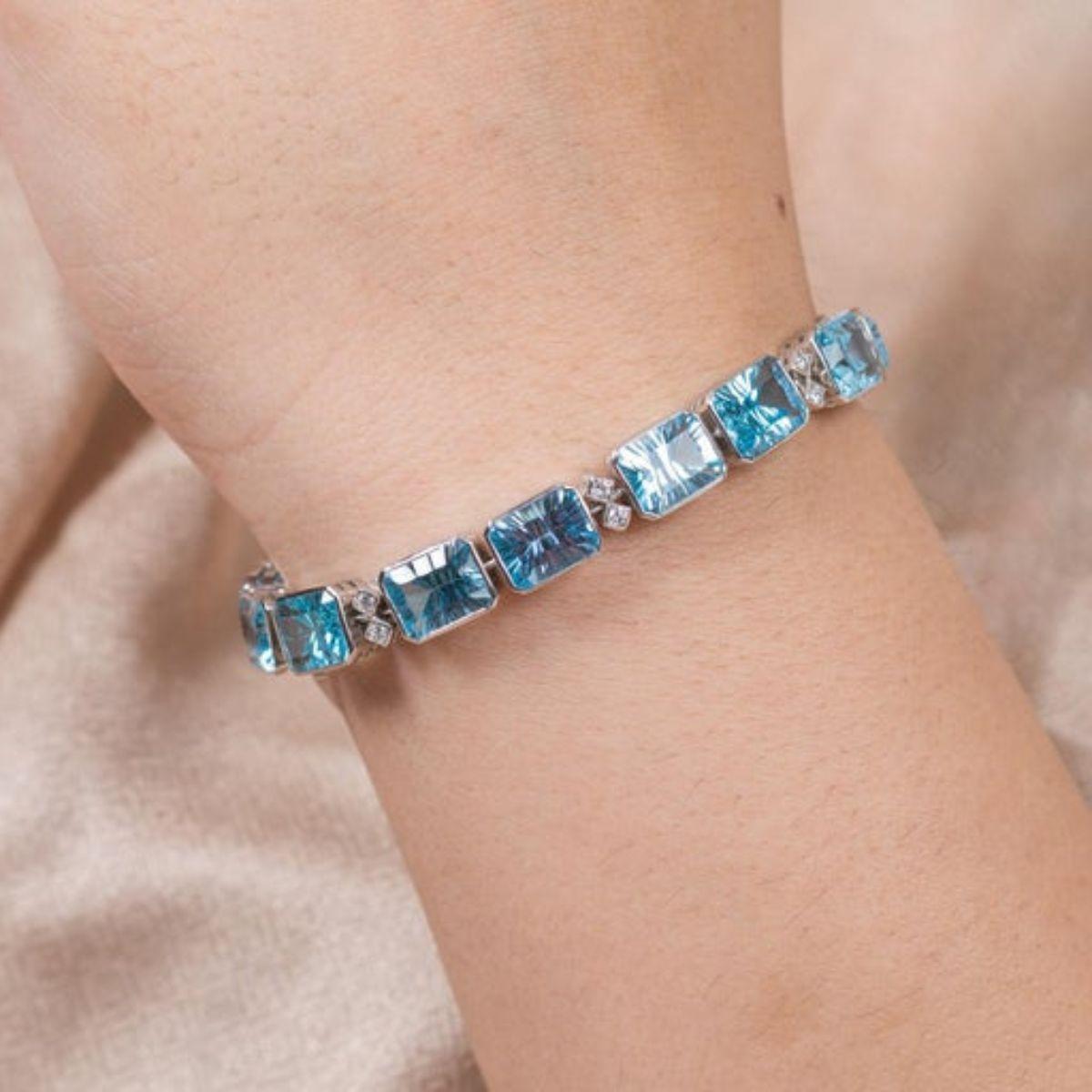 Modern Exquisite 18k White Gold Diamond and Fine Cut 40Carat Blue Topaz Tennis Bracelet For Sale