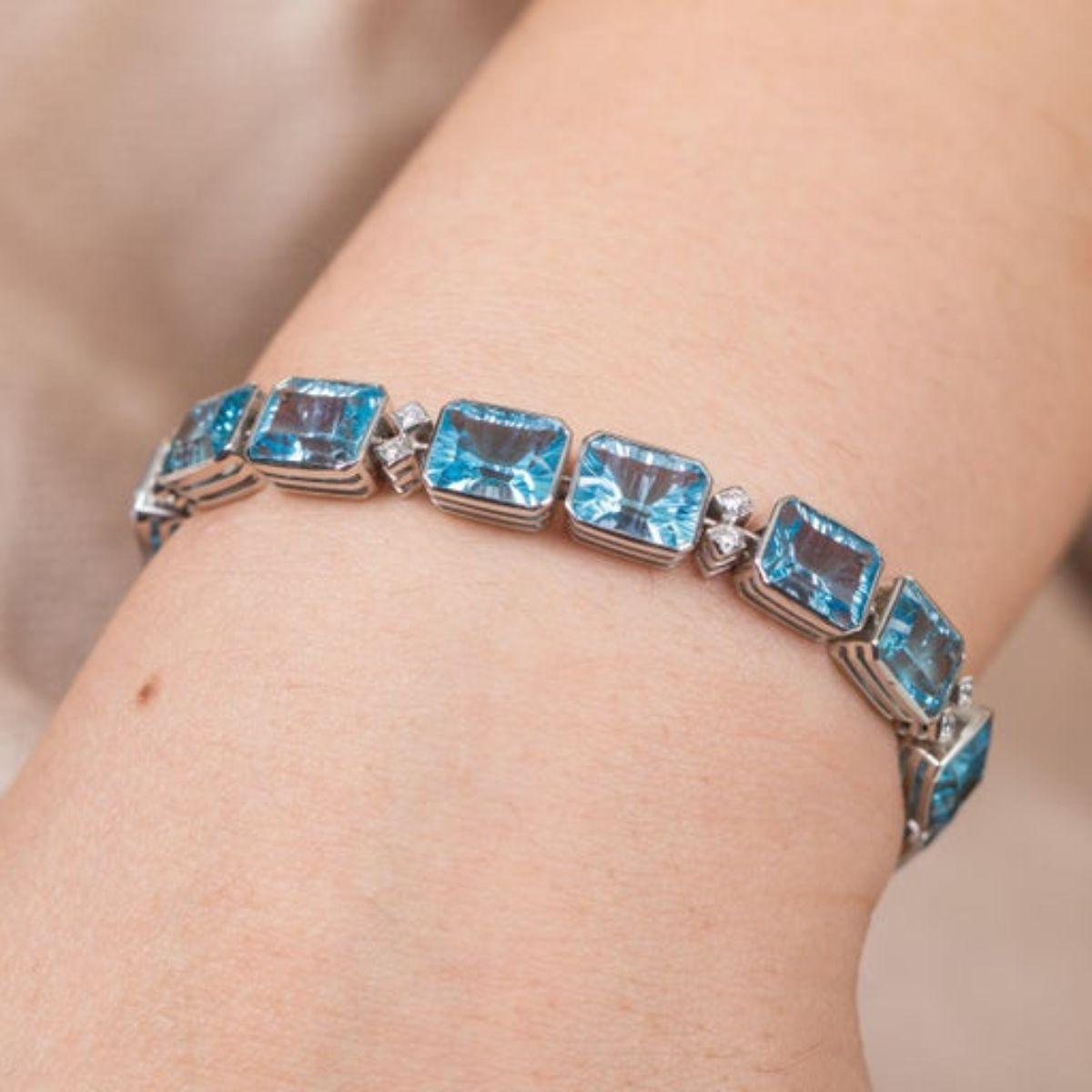 Exquisite 18k White Gold Diamond and Fine Cut 40Carat Blue Topaz Tennis Bracelet In New Condition For Sale In New York, NY