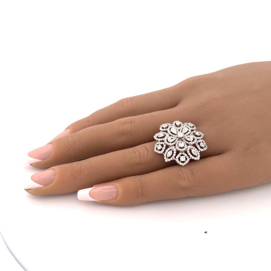 Women's or Men's Exquisite 18k White Gold Diamond Flower-Shaped Leaf Cluster Ring For Sale