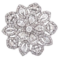 Exquisiter Blumen-Cluster-Ring aus 18 Karat Weißgold mit Diamanten in Blütenform