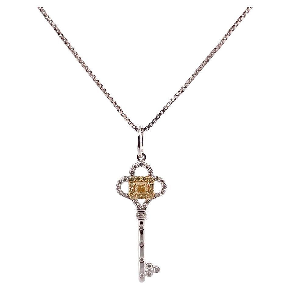Collier exquis en or blanc 18k avec clé en diamant