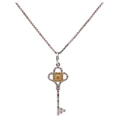 Collier exquis en or blanc 18k avec clé en diamant