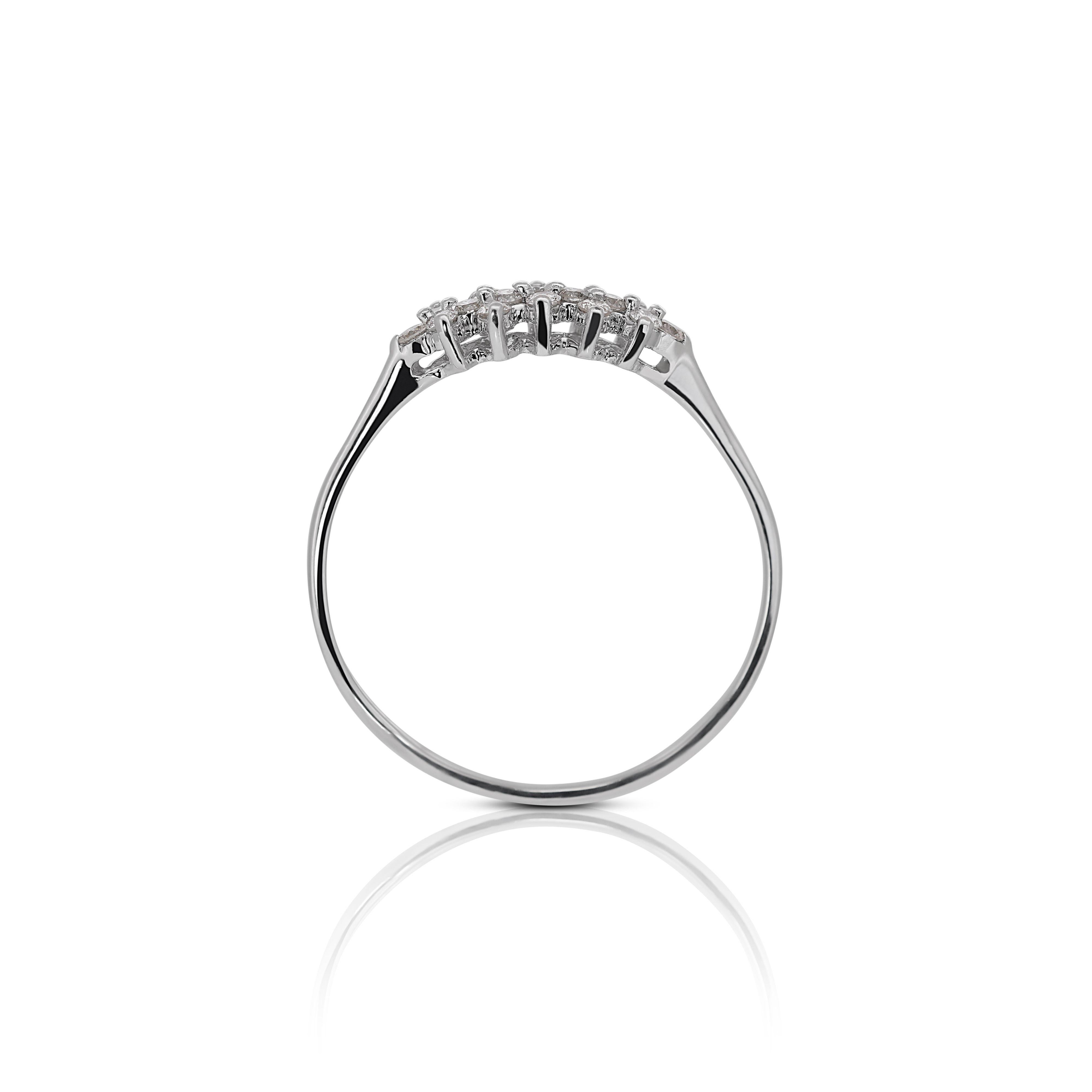 Women's or Men's Exquisite 18K White Gold Diamond Ring with 0.20ct Natural Diamond For Sale