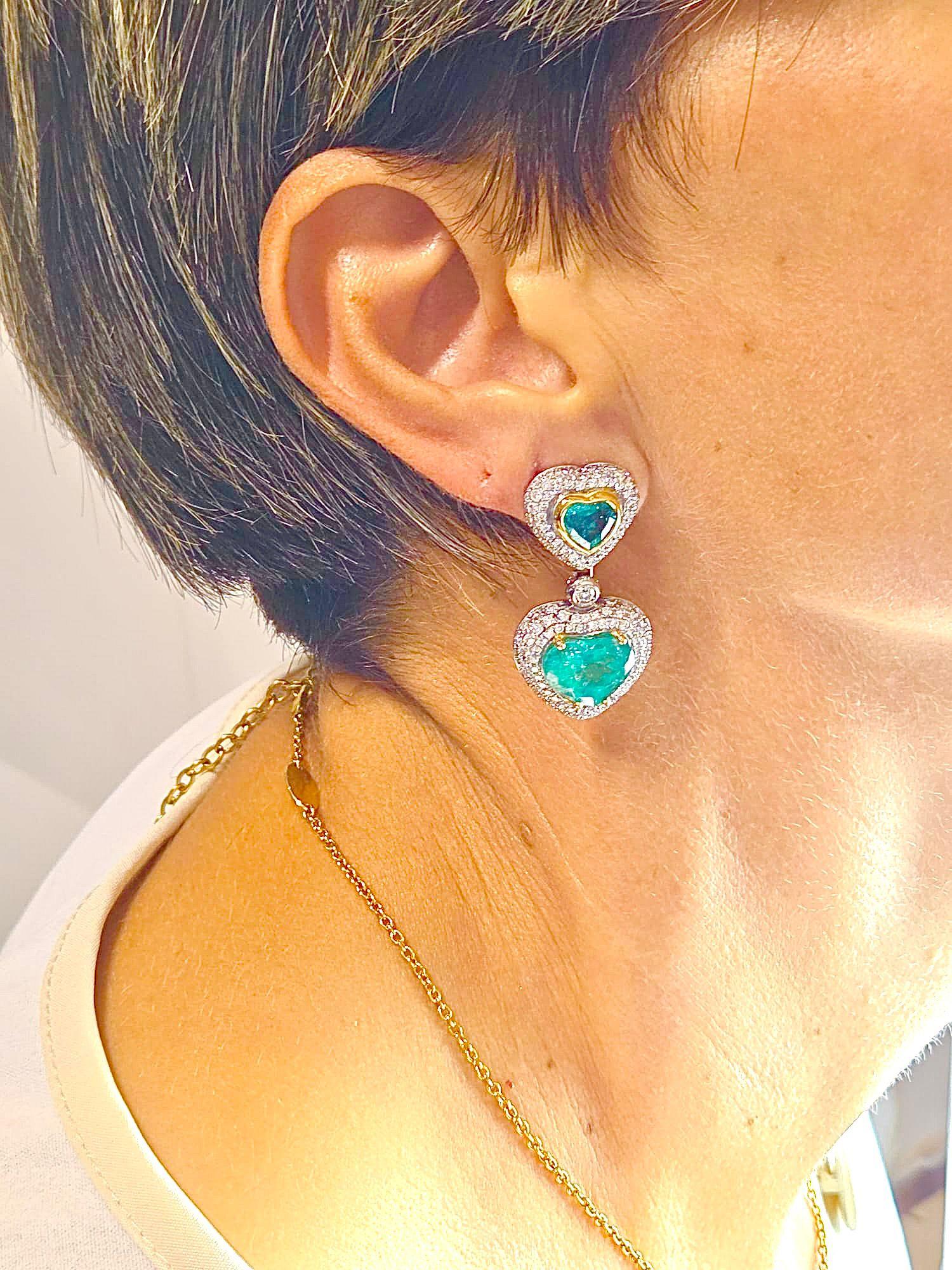 Boucles d'oreilles en or 18 carats avec émeraudes et diamants en forme de cœur en vente 4