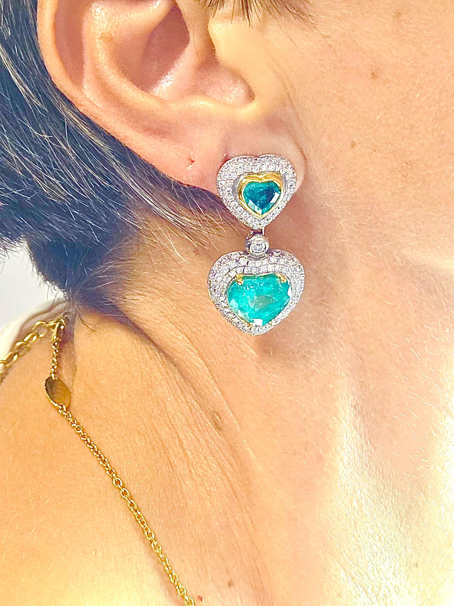 Boucles d'oreilles en or 18 carats avec émeraudes et diamants en forme de cœur en vente 3