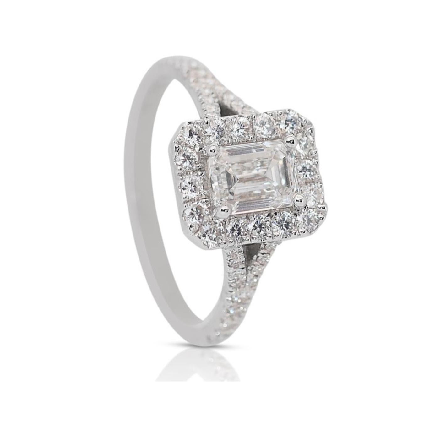 Exquisiter Halo-Ring aus 18 Karat Weißgold mit natürlichem Diamanten mit/1,30 Karat - GIA zertifiziert

Enthüllen Sie zeitlose Eleganz mit diesem exquisiten Diamant-Halbring aus 18 Karat Weißgold. Ein fesselnder Diamant im Smaragdschliff von 0,90