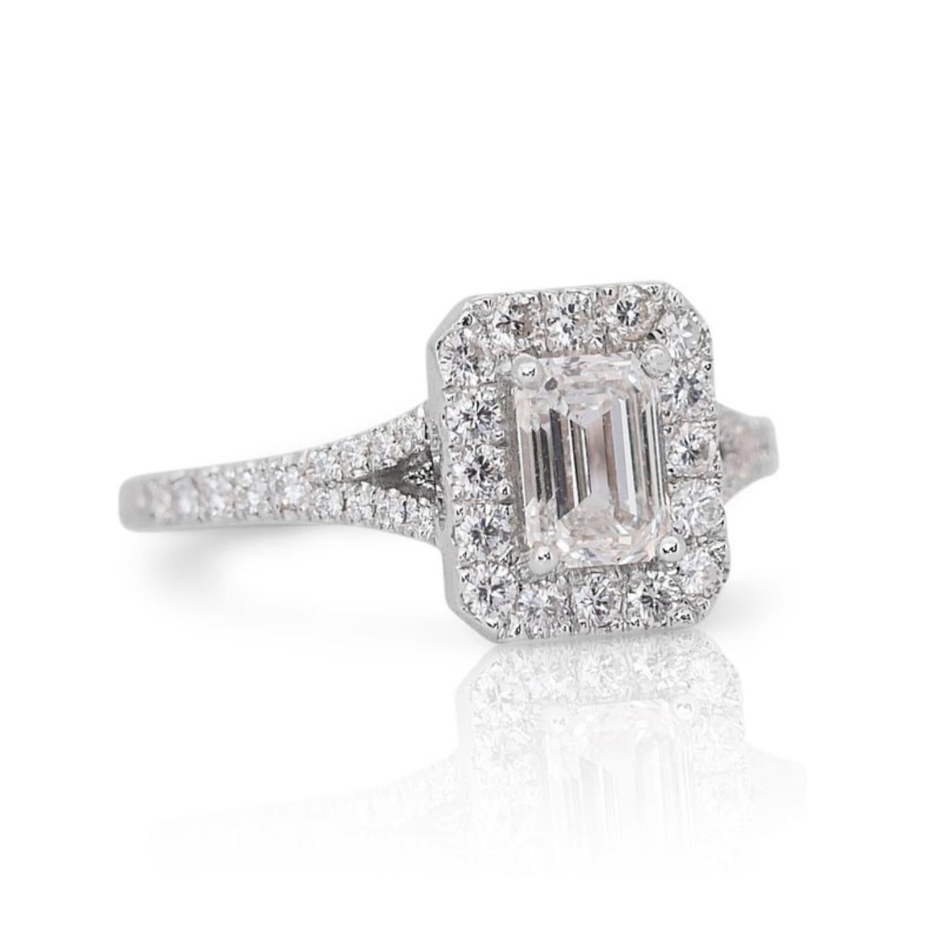 Exquisiter Halo-Ring aus 18 Karat Weißgold mit natürlichem Diamanten mit/1,30 Karat - GIA zertifiziert im Zustand „Neu“ im Angebot in רמת גן, IL