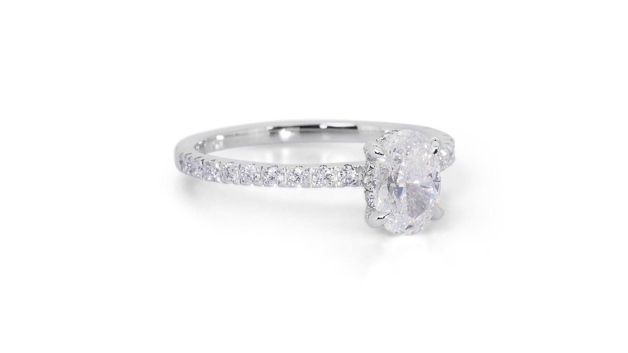 Exquise bague en or blanc 18 carats pavée de diamants naturels de 1,26 carat - certifiée GIA

Cette exquise bague à diamants pavés, méticuleusement réalisée en or blanc 18 carats, brille d'un éclat infini. La pièce centrale est un diamant ovale d'un