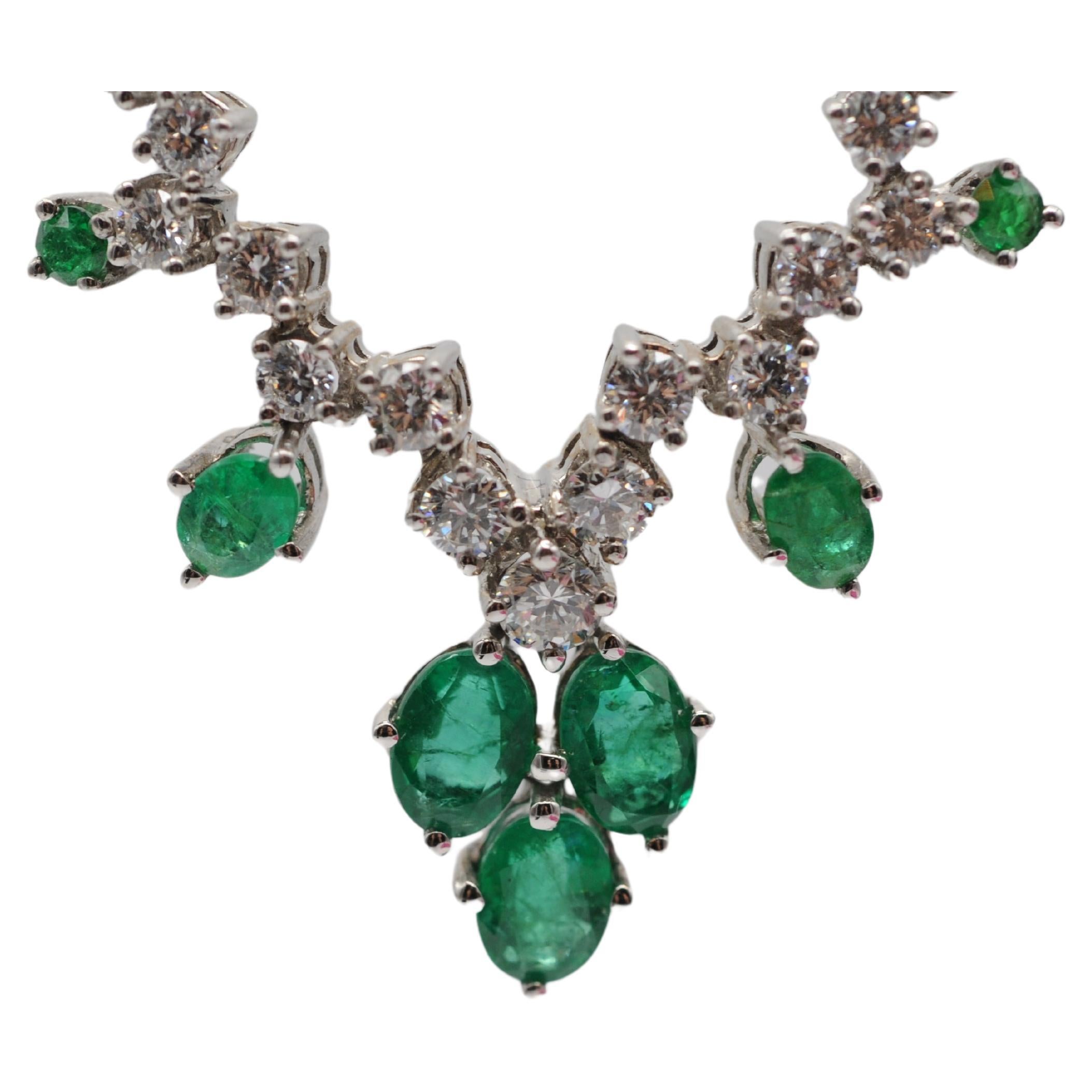 Exquisite 18k White Gold Necklace emeralds and diamonds For Sale 4