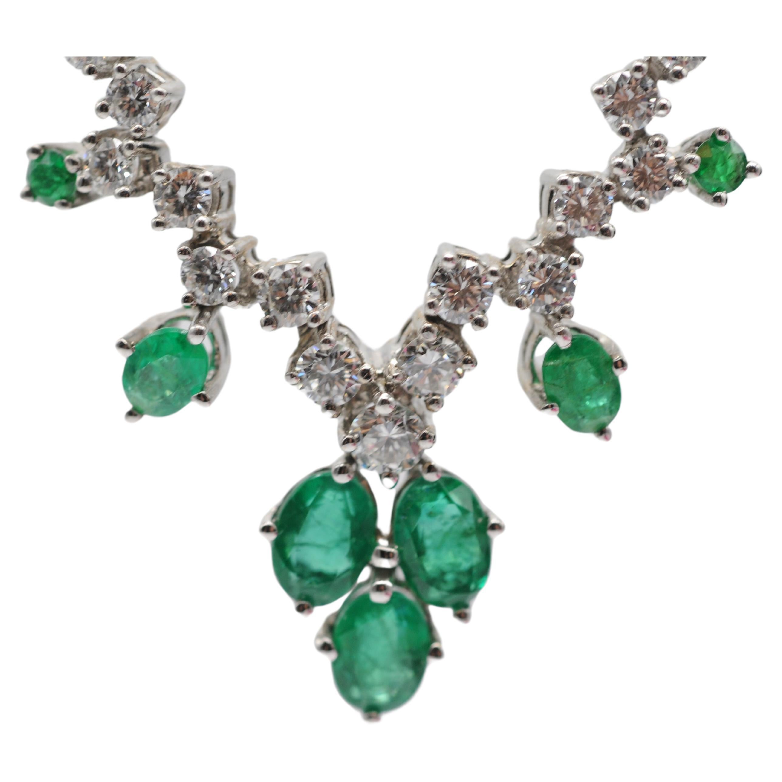 Exquisite 18k White Gold Necklace emeralds and diamonds For Sale 5
