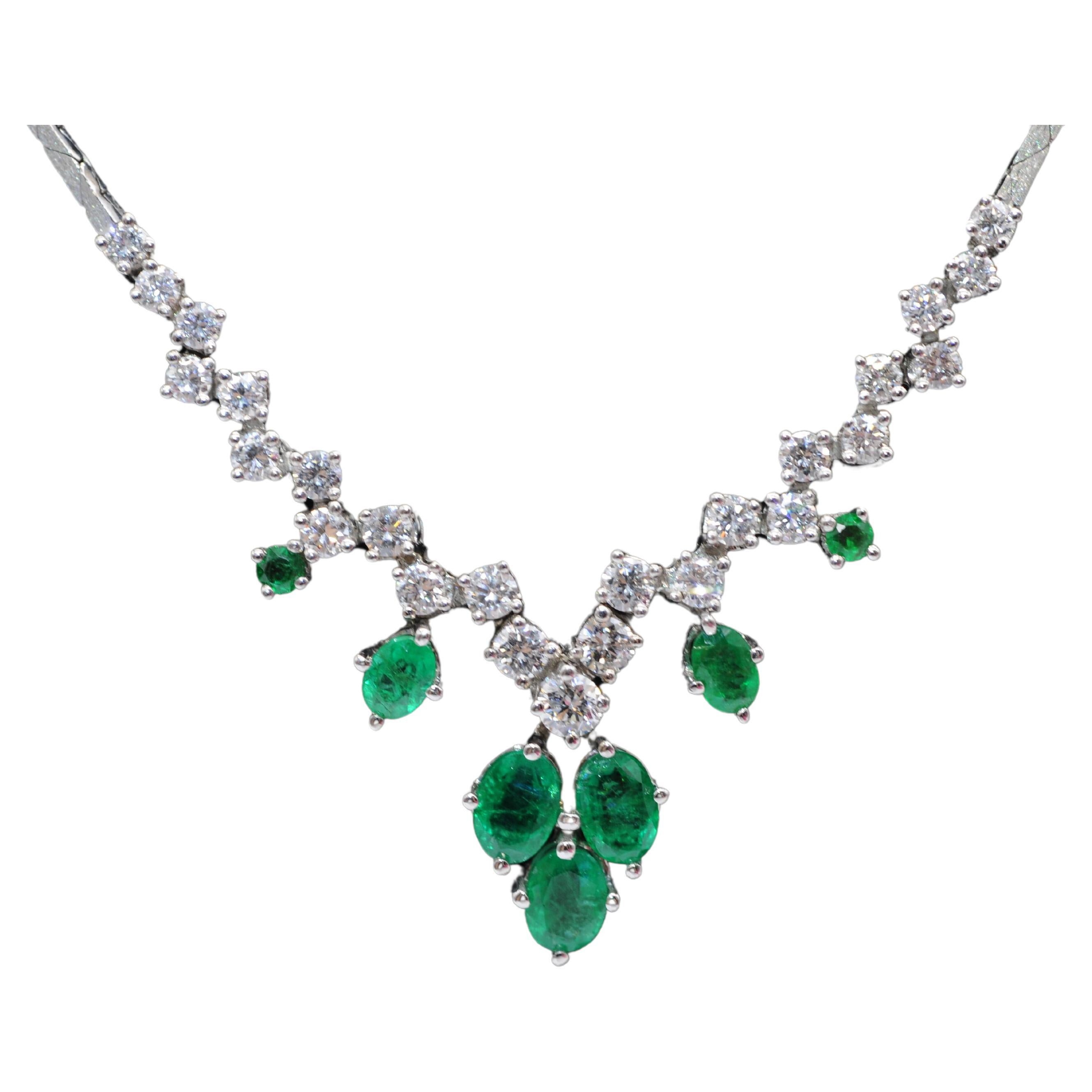 Exquisite 18k White Gold Necklace emeralds and diamonds For Sale 6