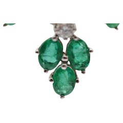 Exquisite Halskette aus 18 Karat Weißgold mit Smaragden und Diamanten