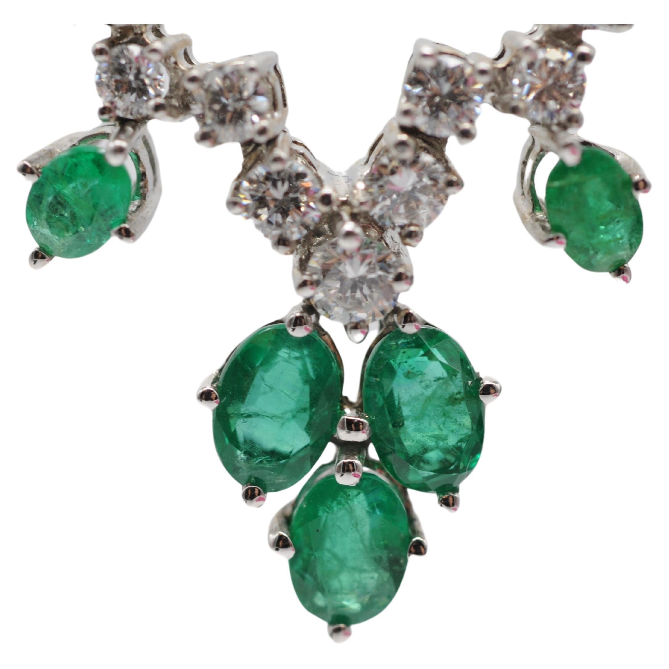 Aesthetic Movement Exquisite 18k White Gold Necklace emeralds and diamonds For Sale