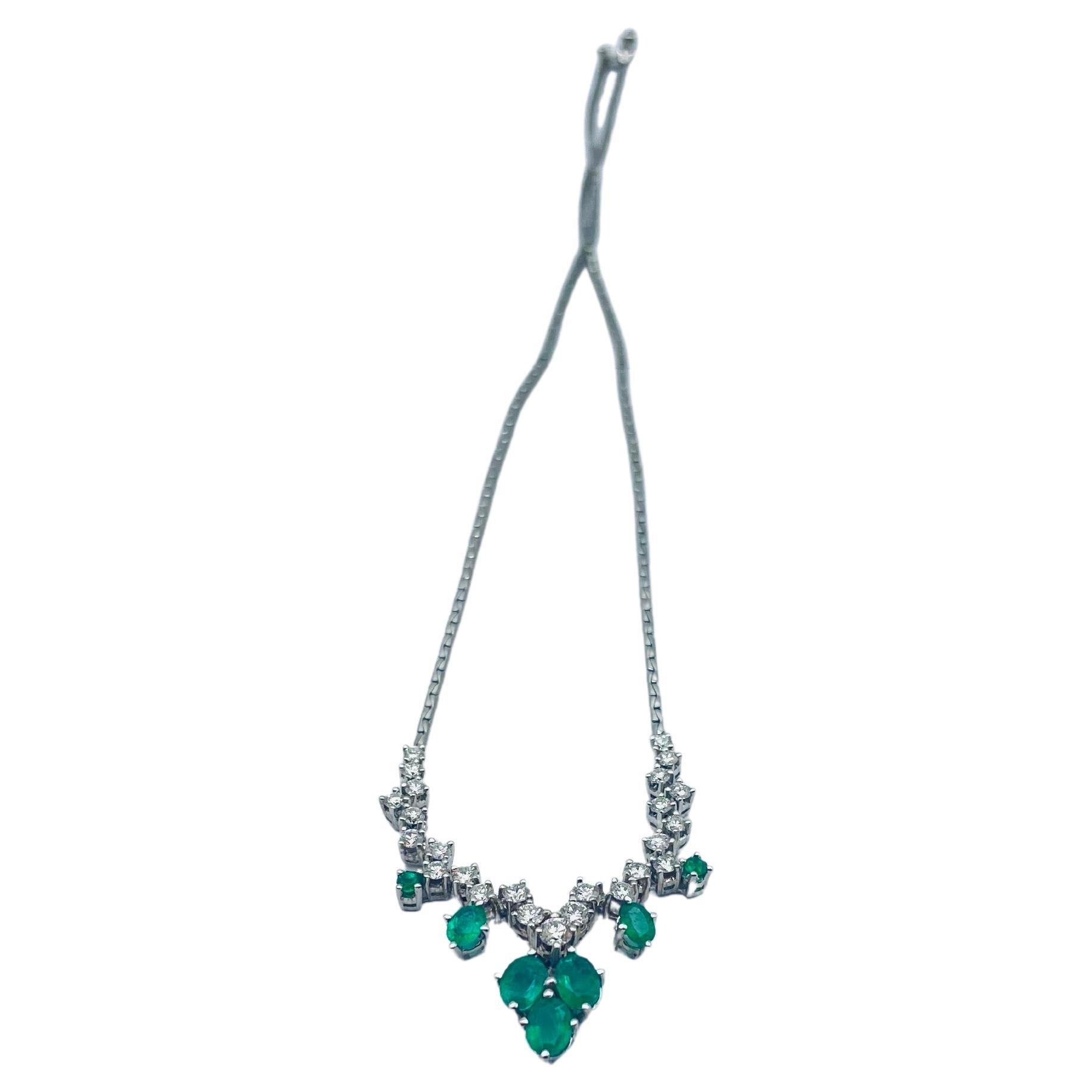 Exquisite 18k White Gold Necklace emeralds and diamonds In Good Condition In Berlin, BE