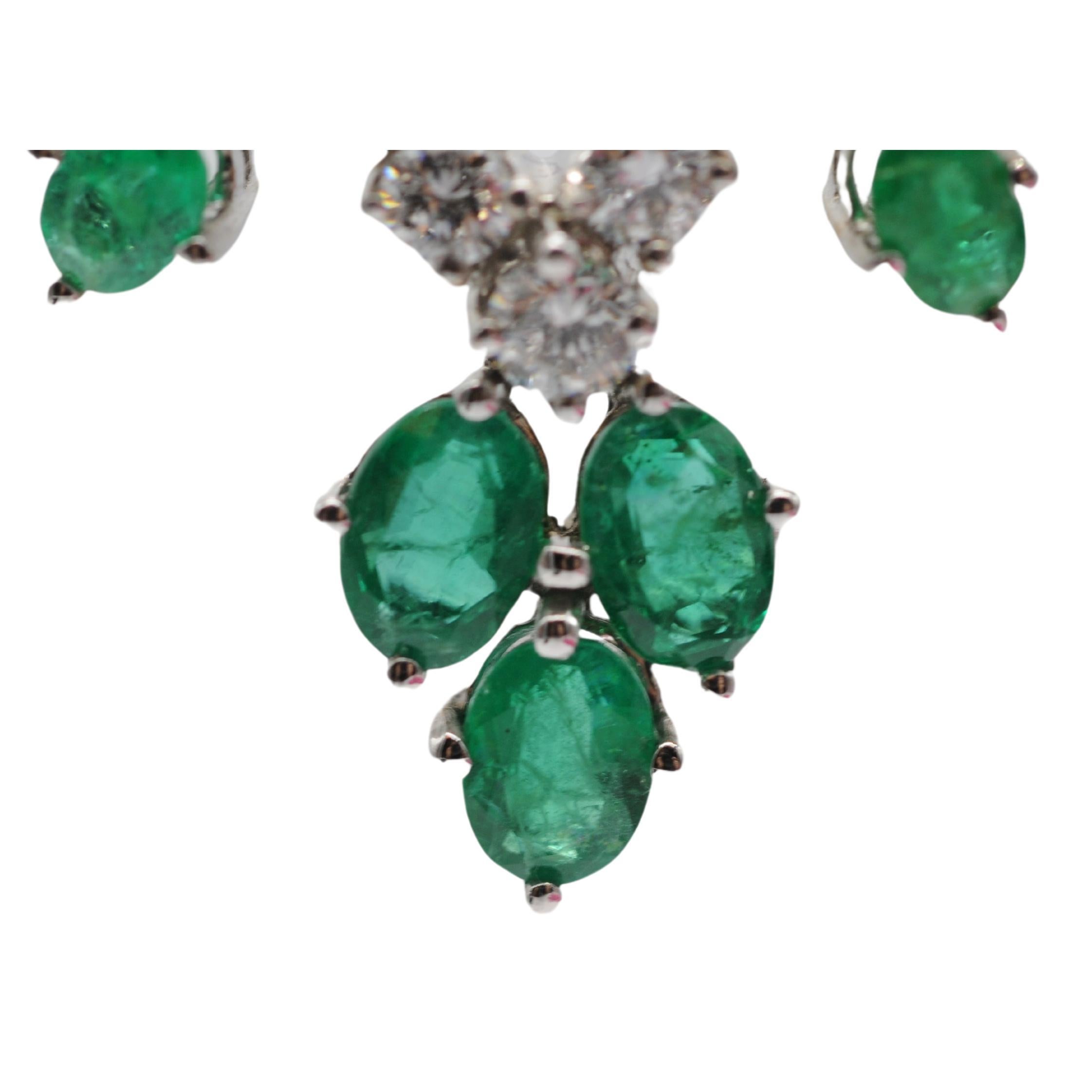 Exquisite 18k White Gold Necklace emeralds and diamonds In Good Condition For Sale In Berlin, BE