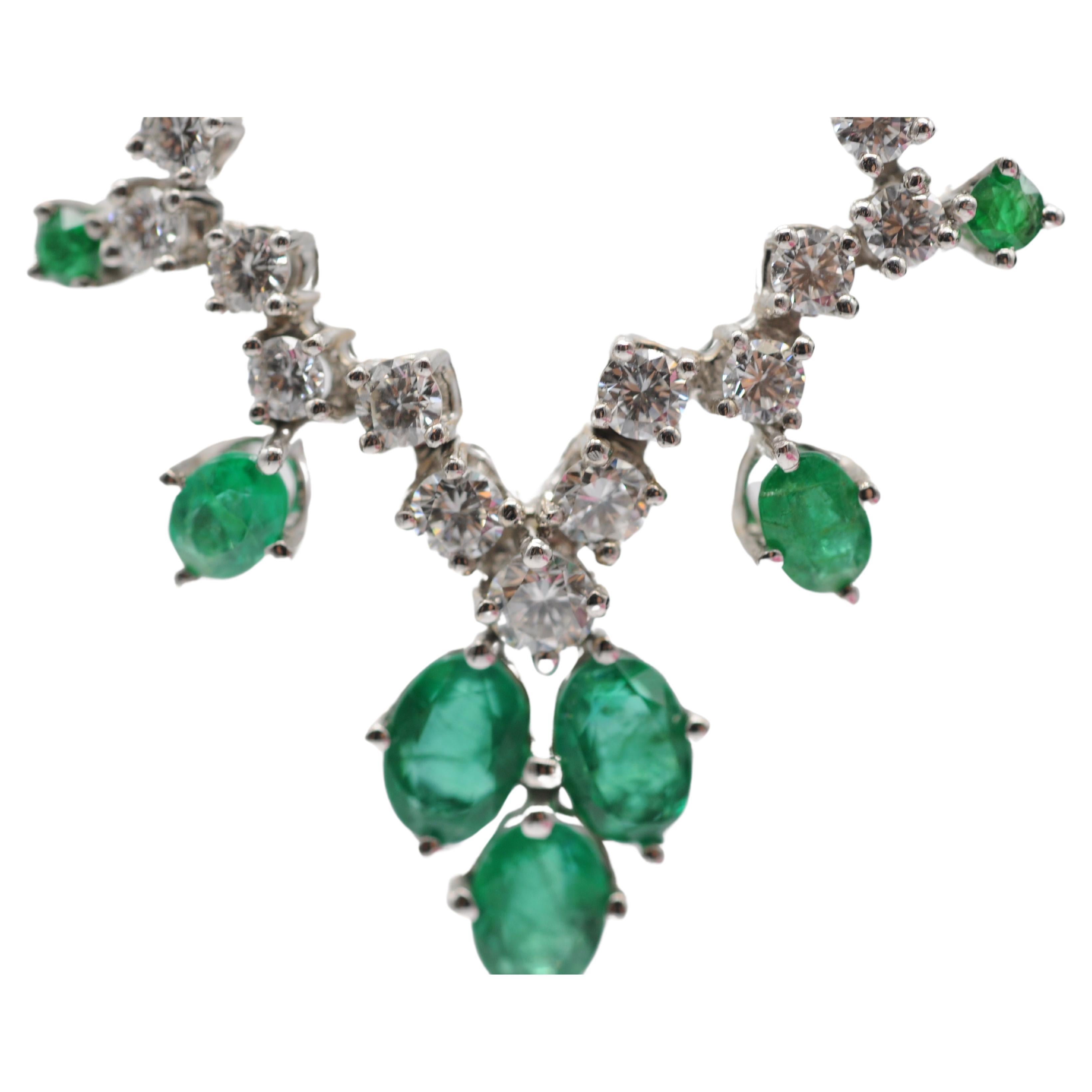 Women's or Men's Exquisite 18k White Gold Necklace emeralds and diamonds For Sale